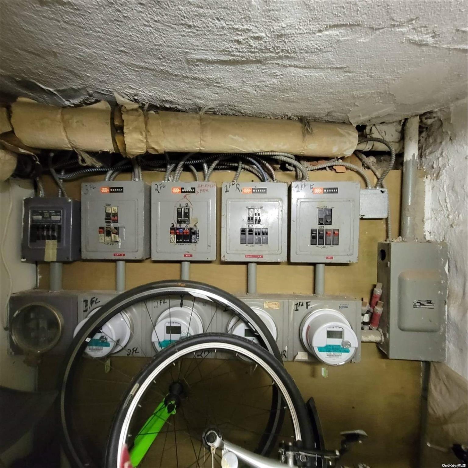 34-33 9 Street Property Photo 2