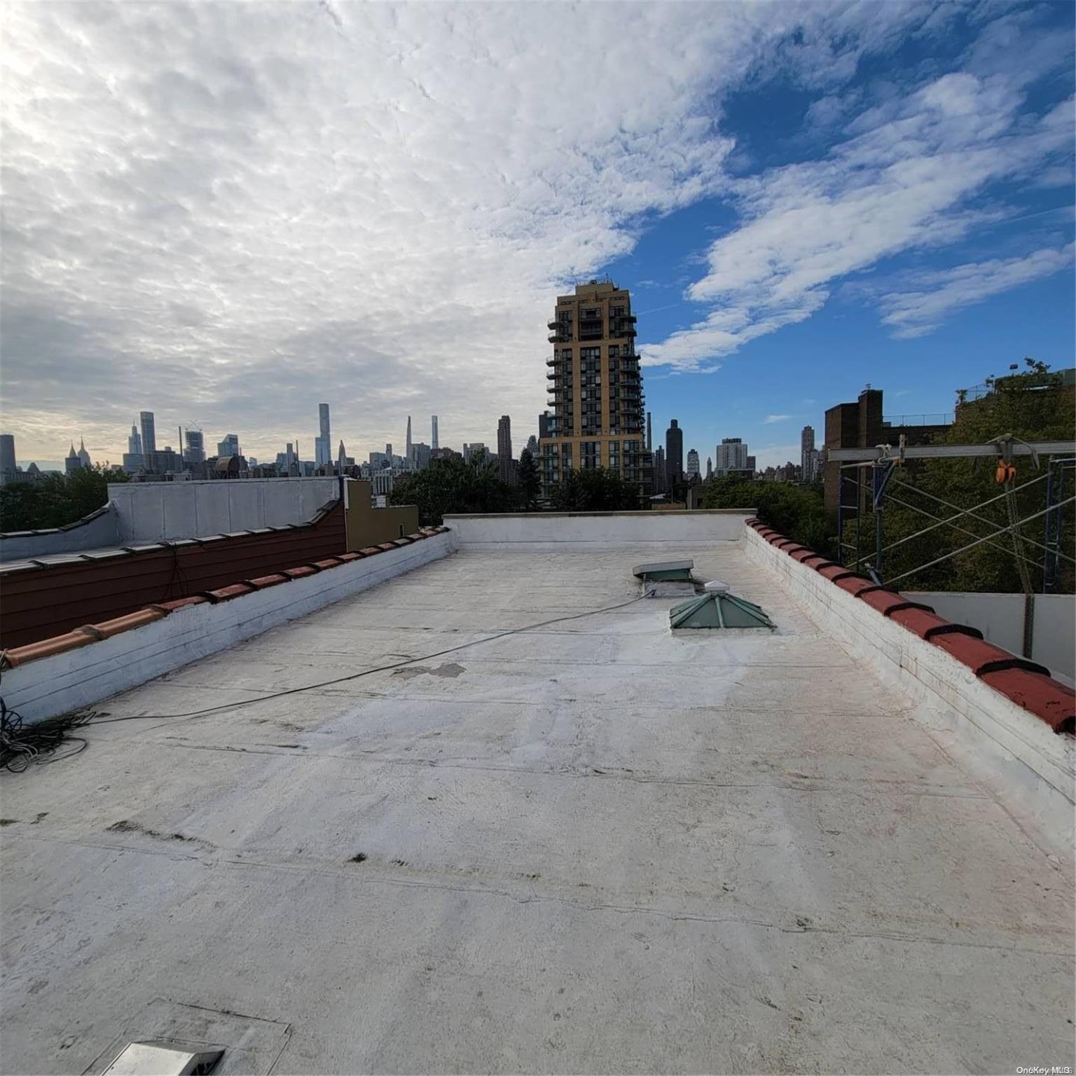 34-33 9 Street Property Photo 6