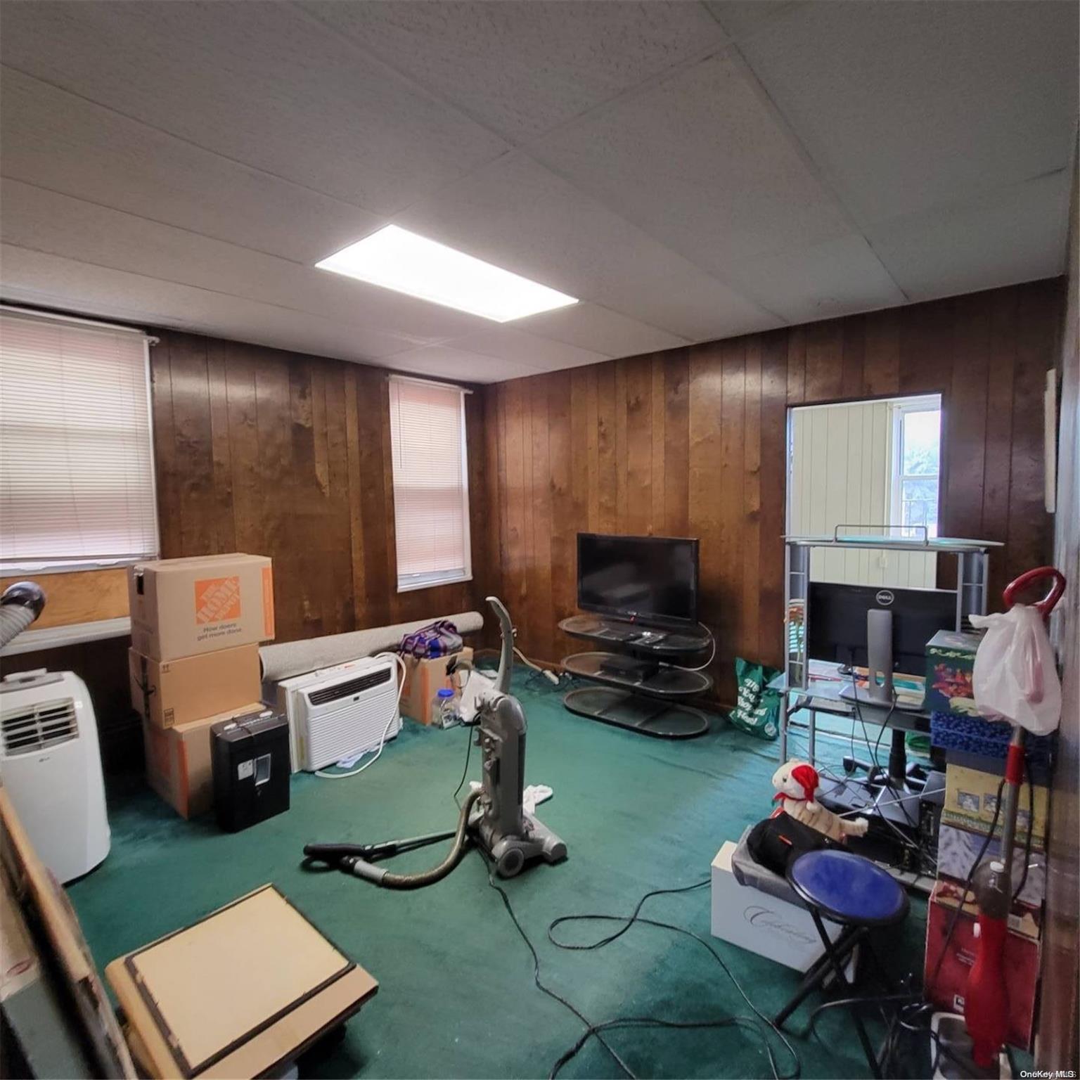 34-33 9 Street Property Photo 18