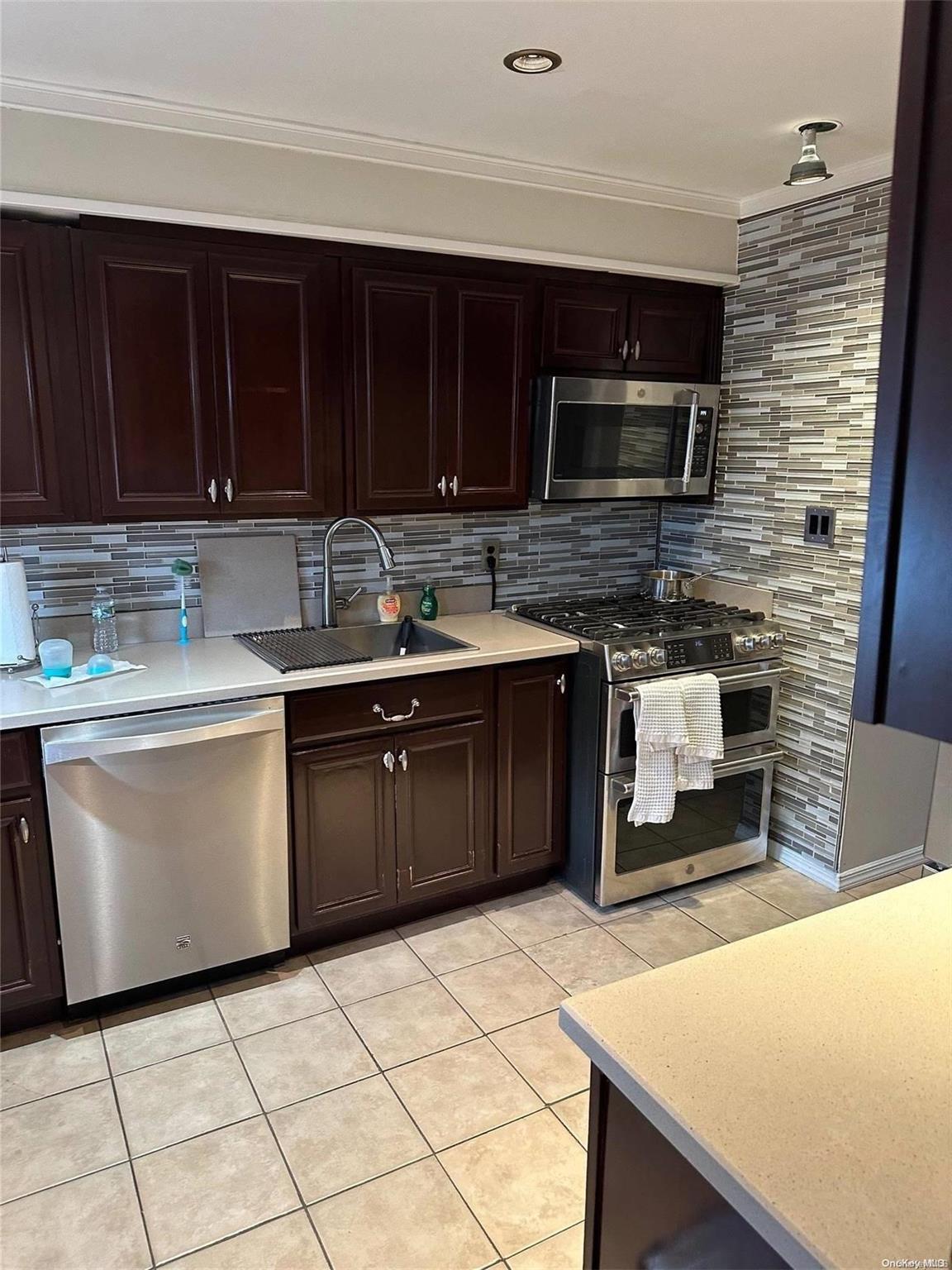 253-22 147 Avenue Property Photo 9