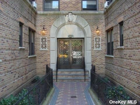 82-16 34 Avenue 3e Property Photo 2