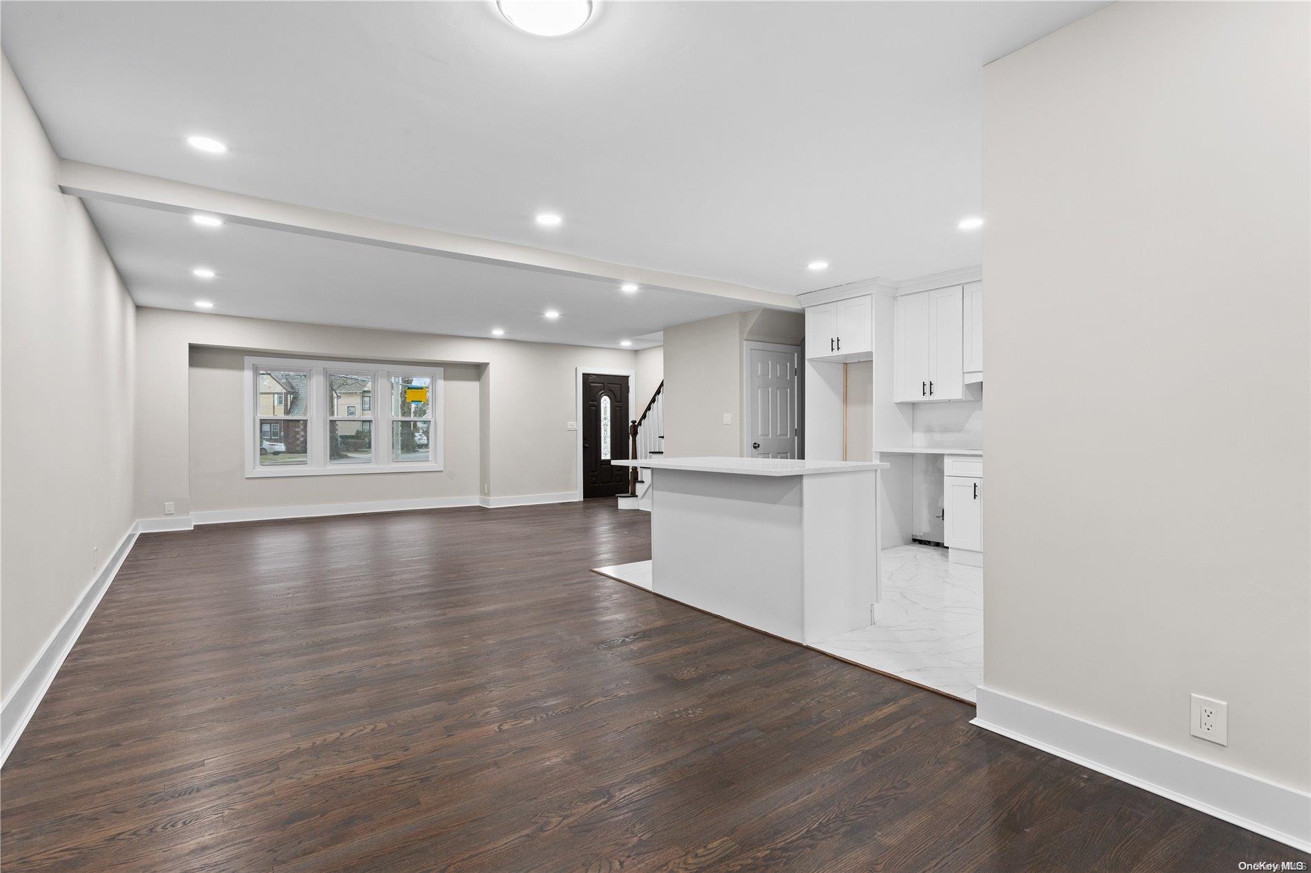 77 Floral Parkway Property Photo 2