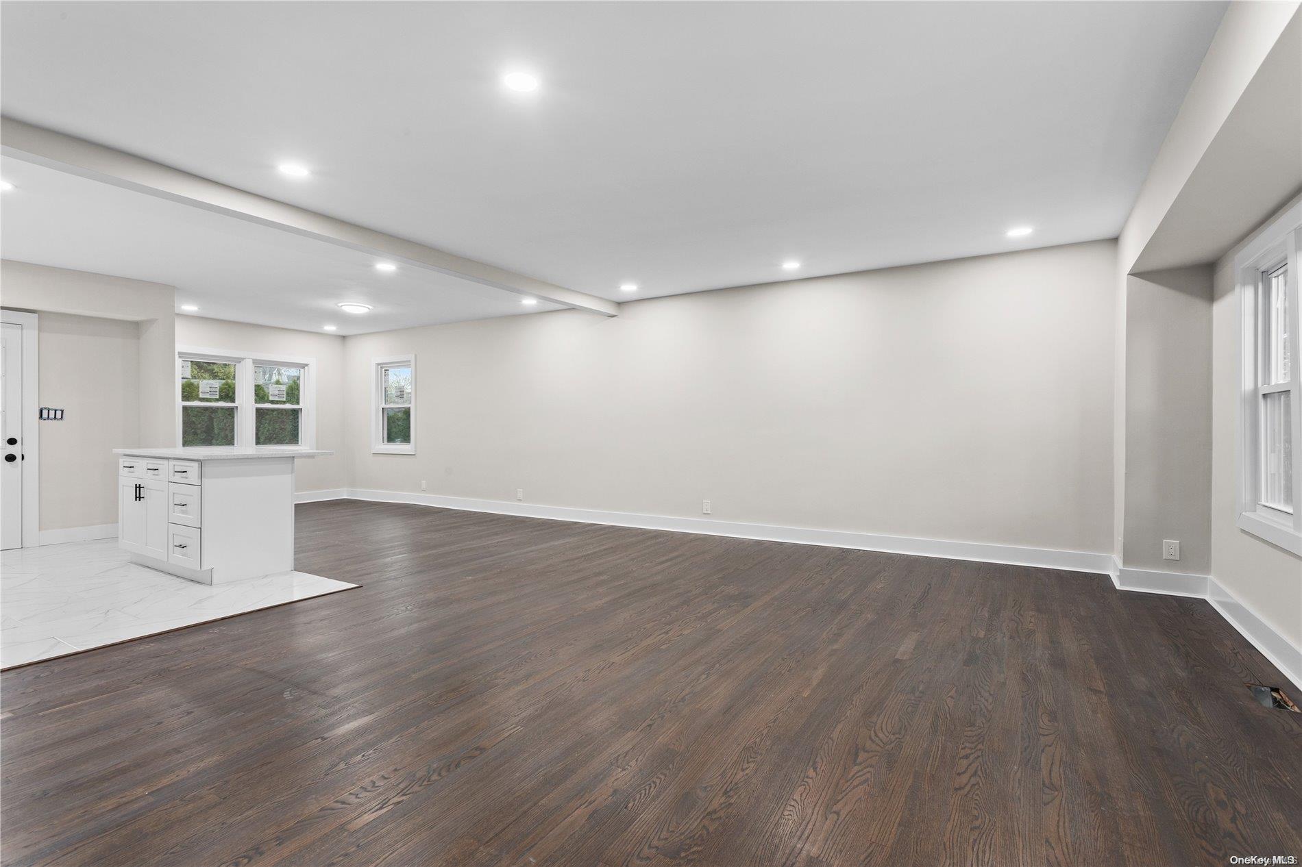 77 Floral Parkway Property Photo 5