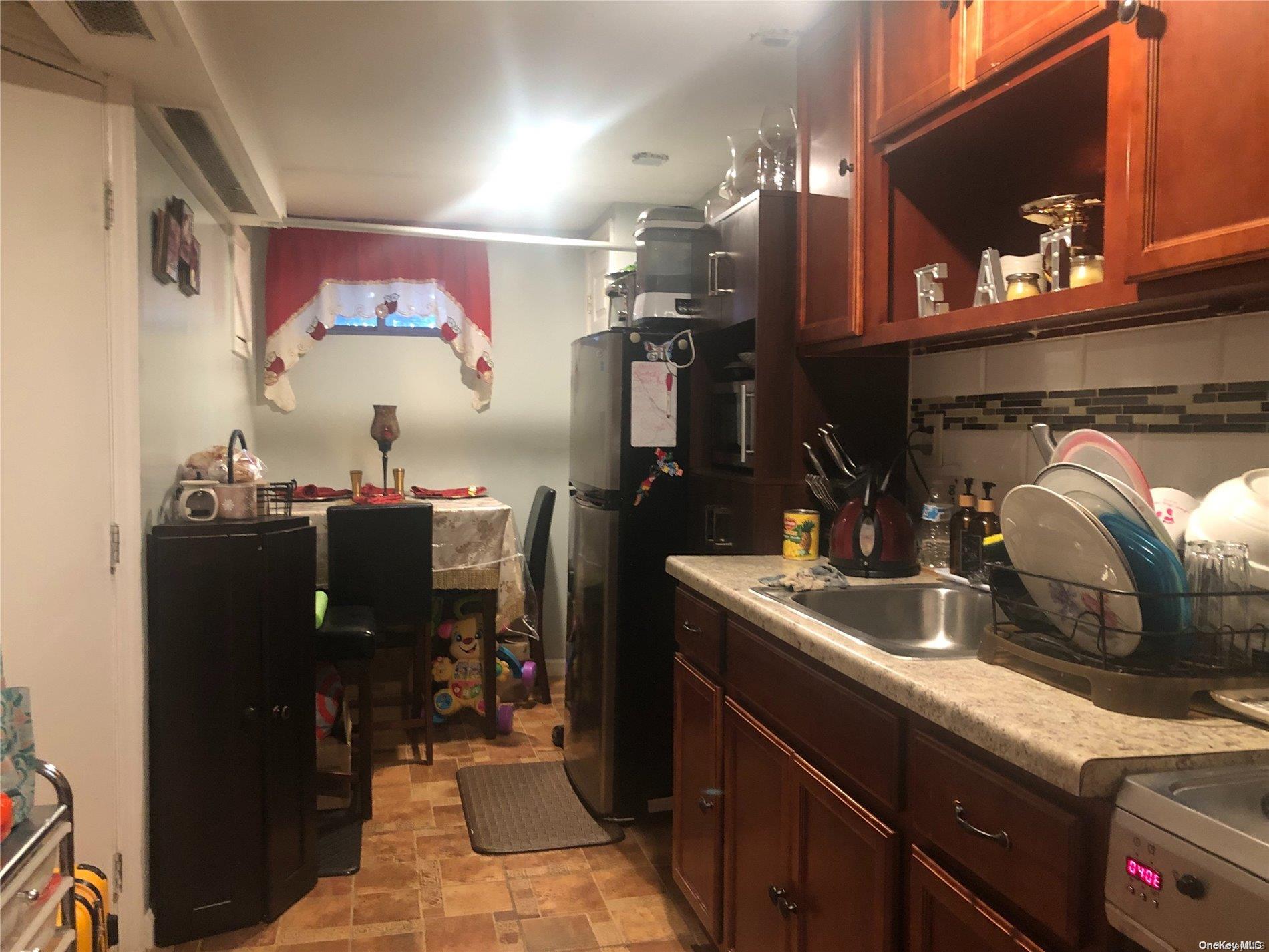 1684 Troy Avenue Property Photo 17