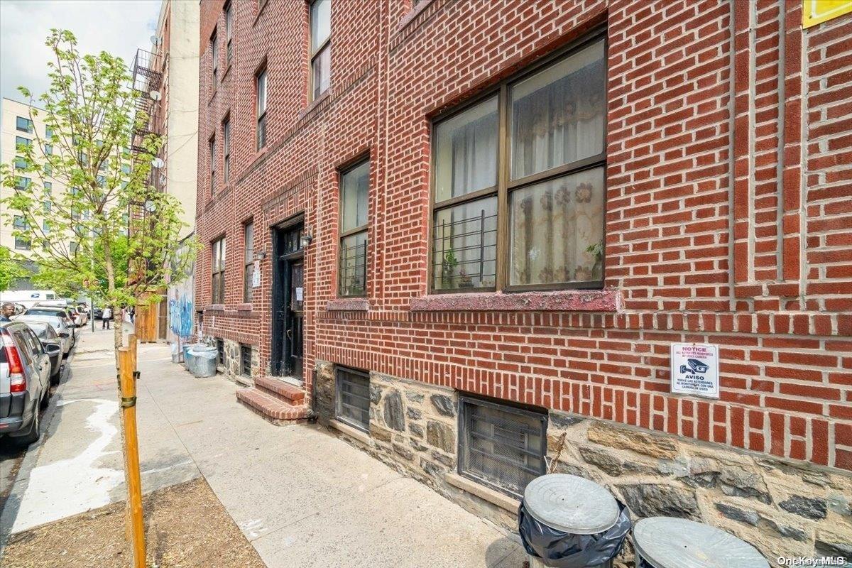 2466/2468 Beaumont Avenue Property Photo 4