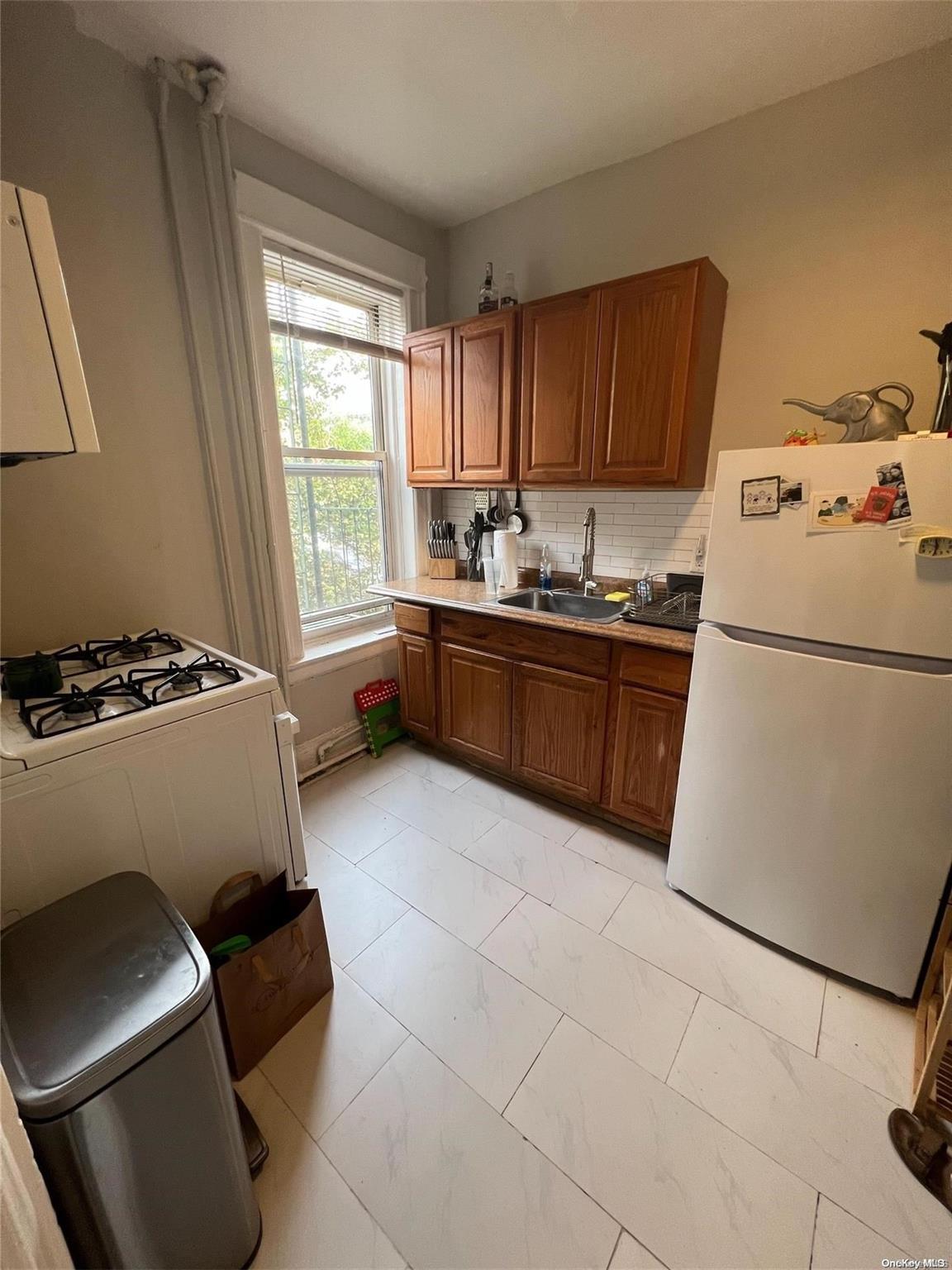 16-83 Woodbine Street Property Photo 8