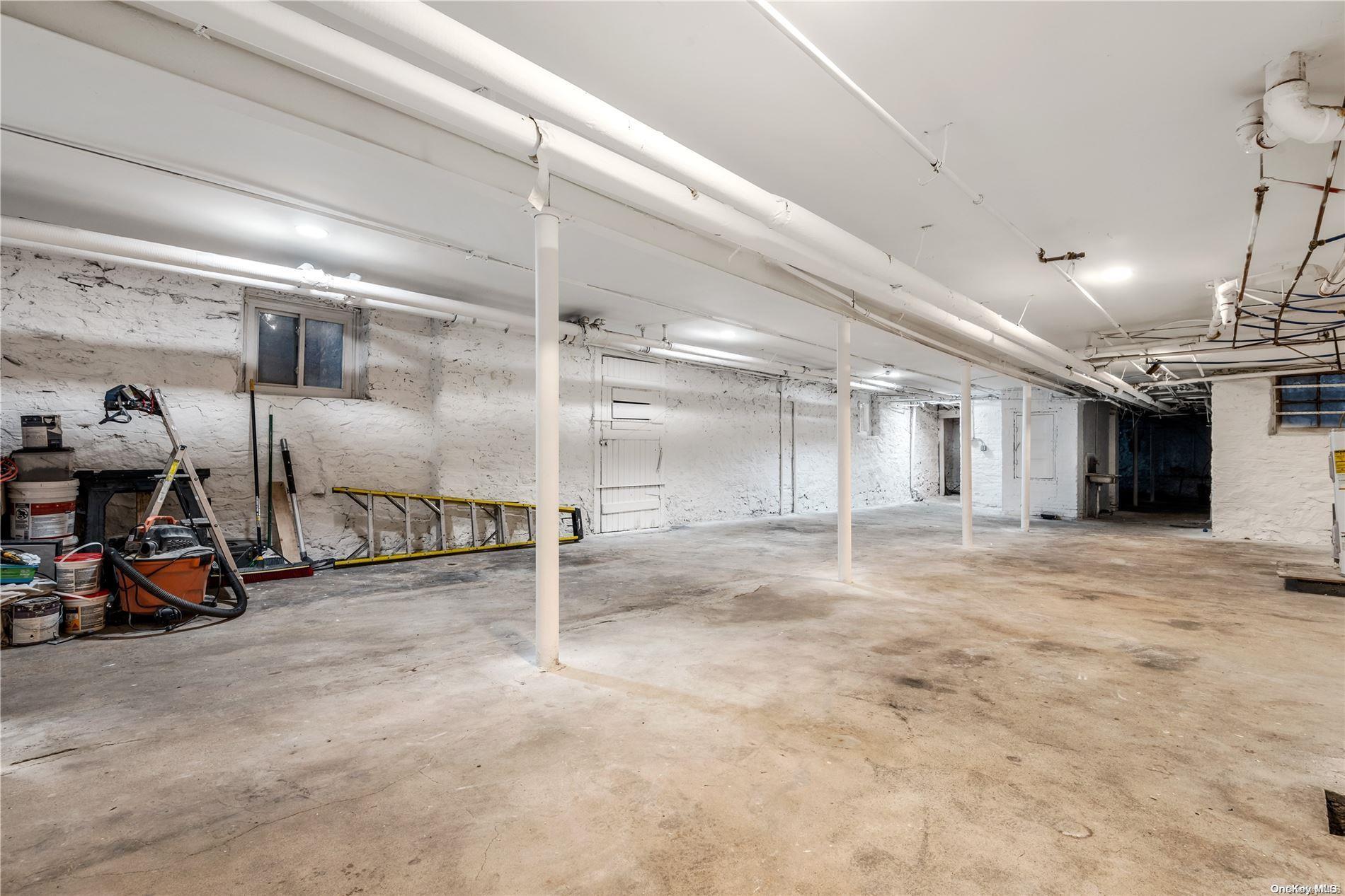 16-83 Woodbine Street Property Photo 13
