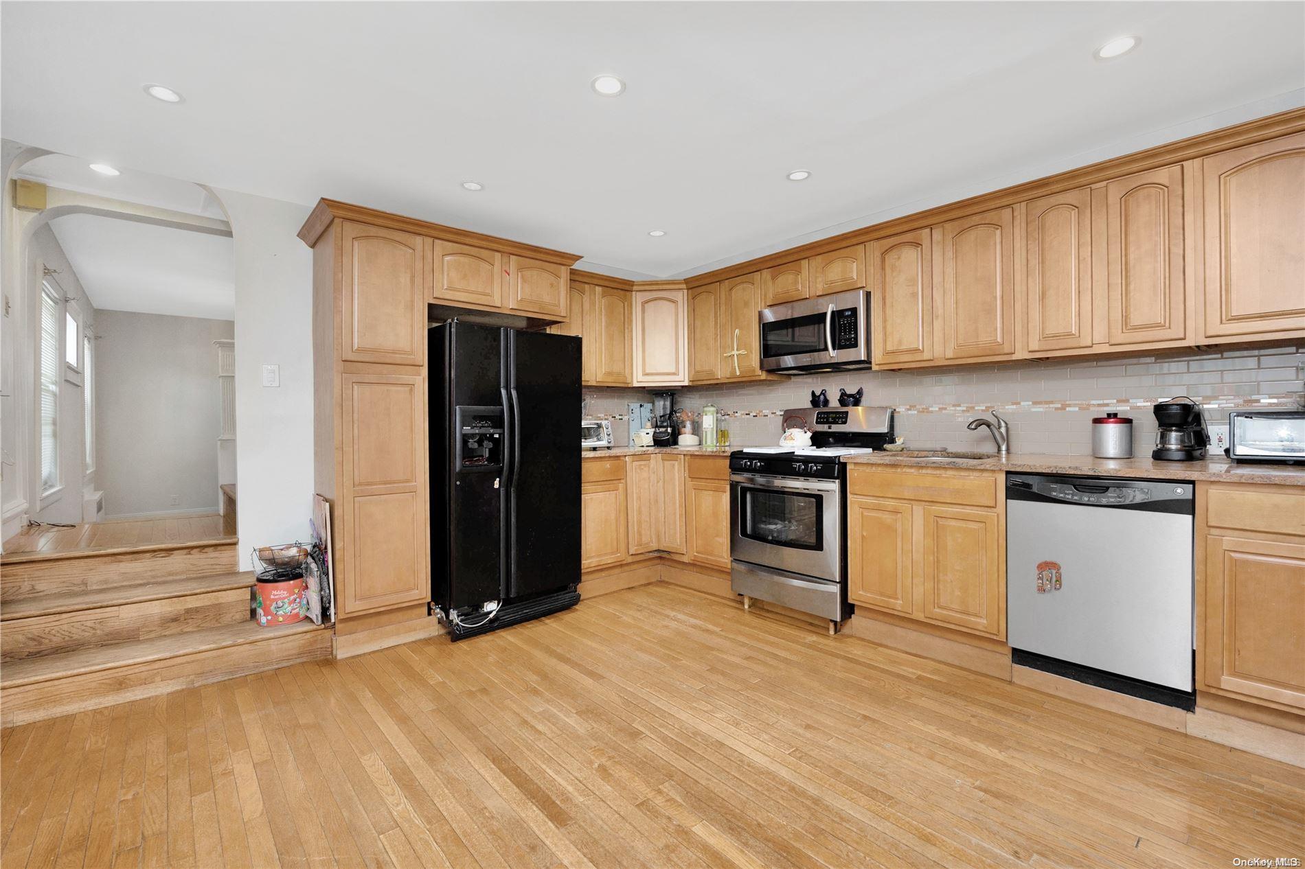 115-17 Linden Boulevard Property Photo 6