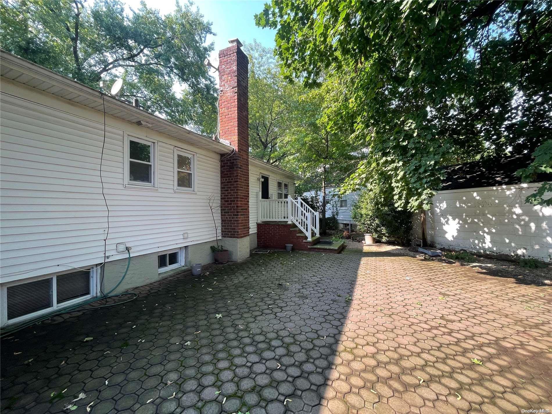 215 W Poplar Street Property Photo 17