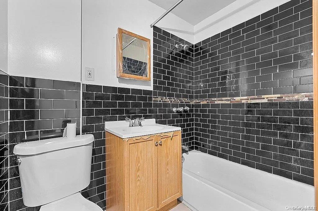 974 Dekalb Avenue Property Photo 2