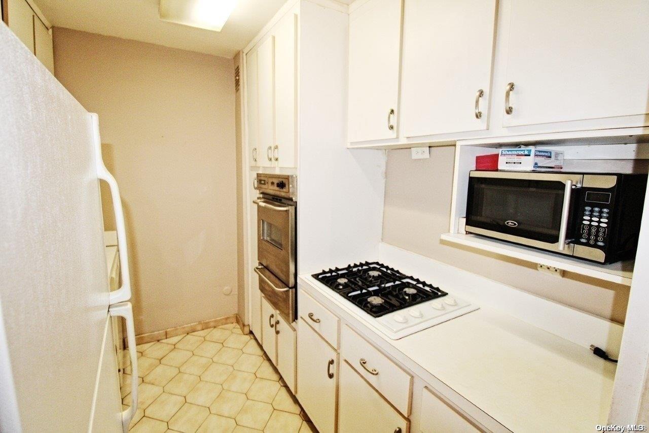 50 Hillpark Avenue 2l Property Photo 5