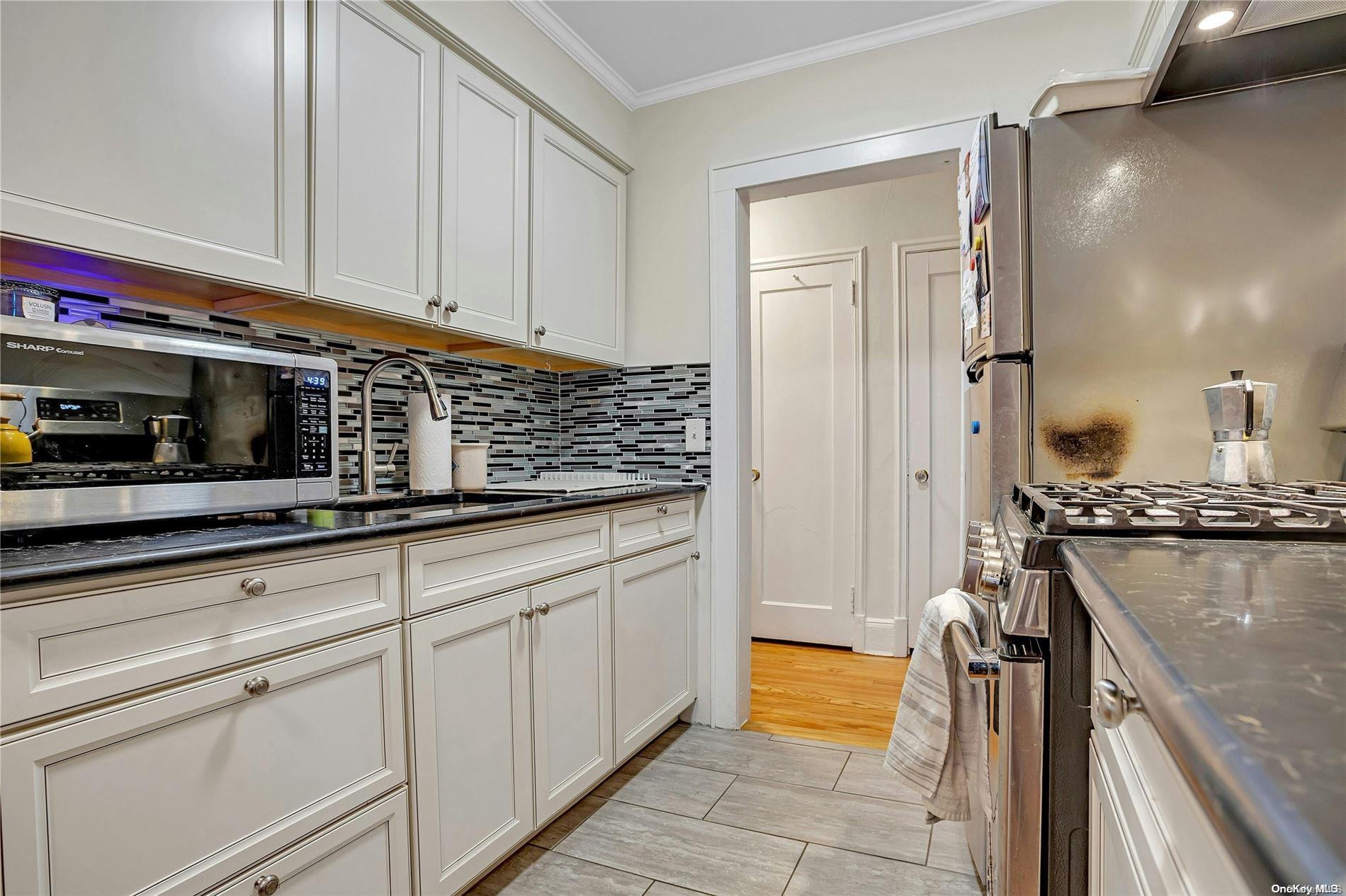 242-16 Pine Street Property Photo 10