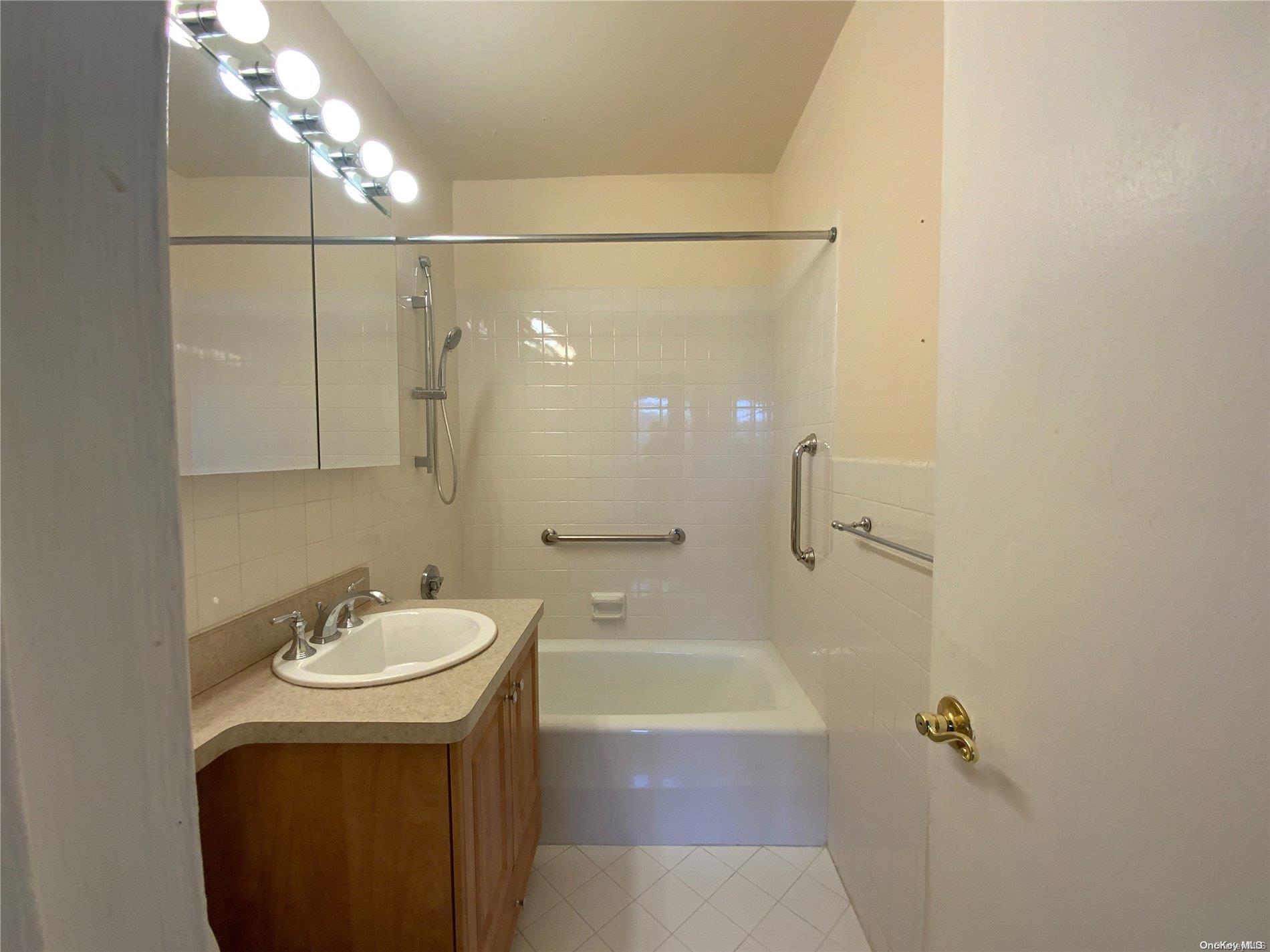 27110 Grand Central Parkway 1x Property Photo 12