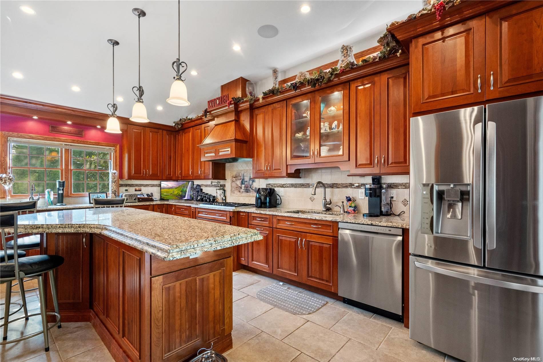 182 Connetquot Road Property Photo 4