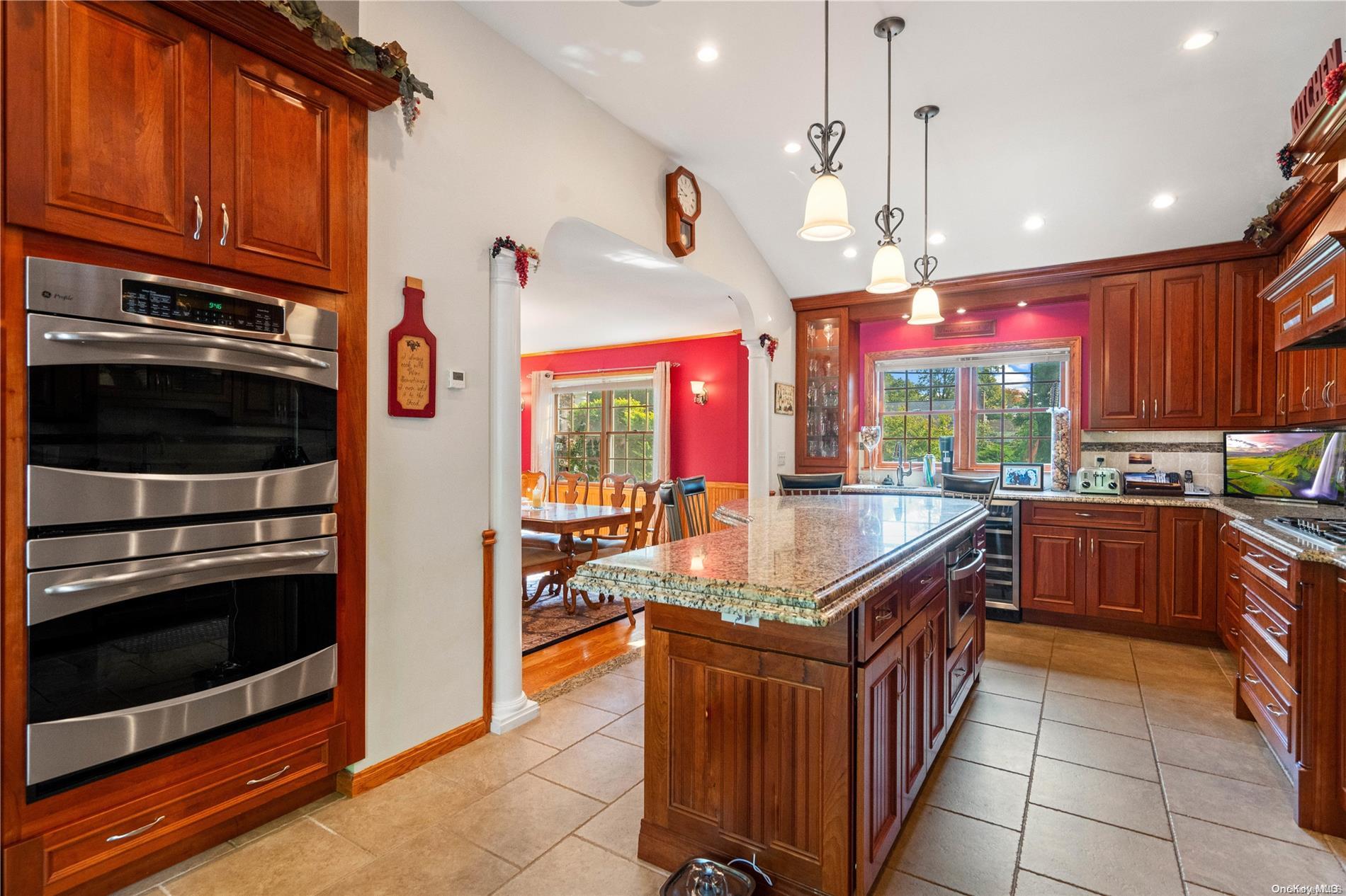 182 Connetquot Road Property Photo 6