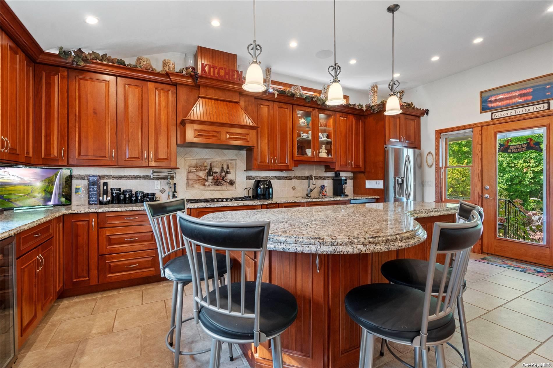 182 Connetquot Road Property Photo 7