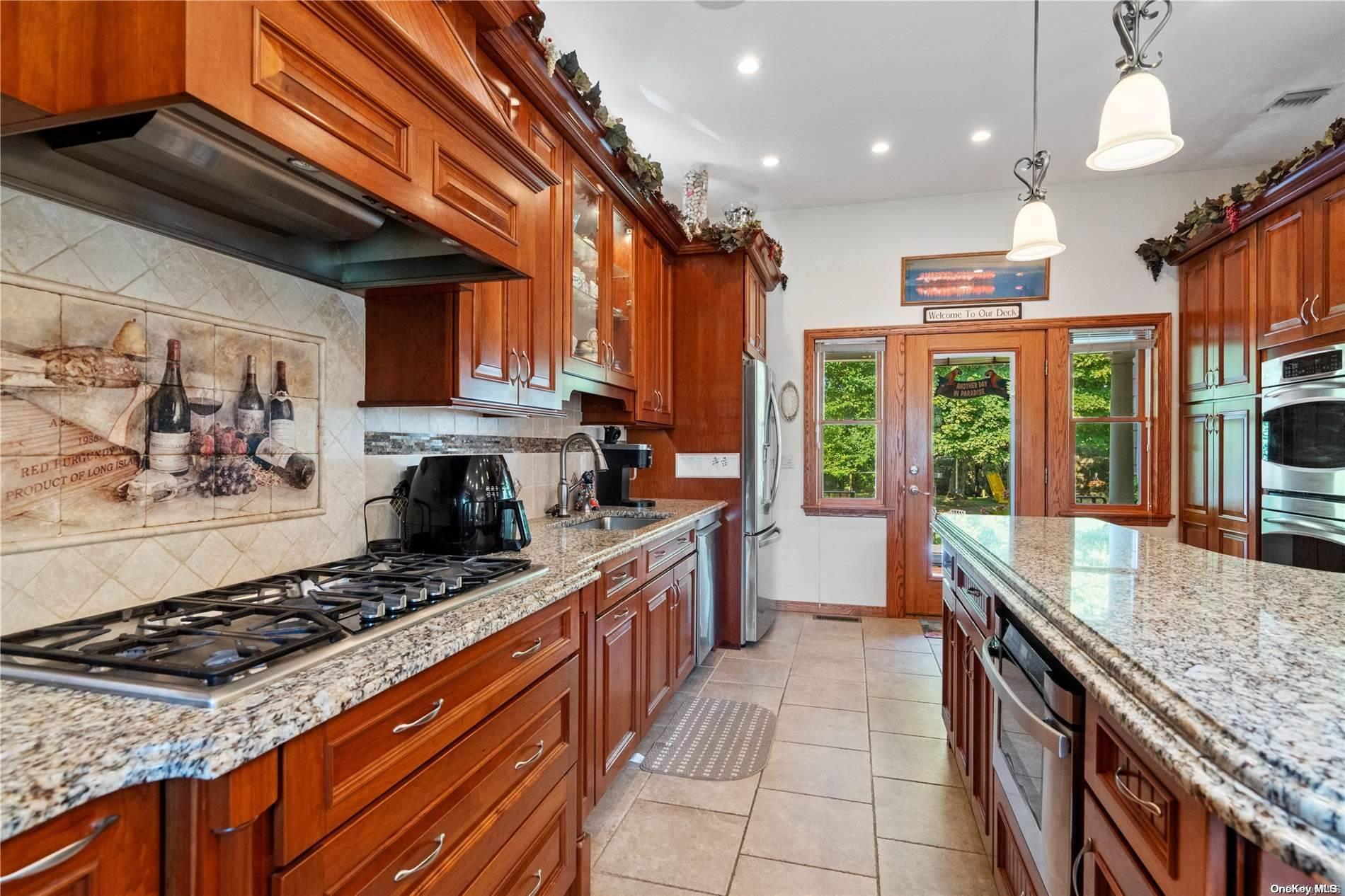 182 Connetquot Road Property Photo 8