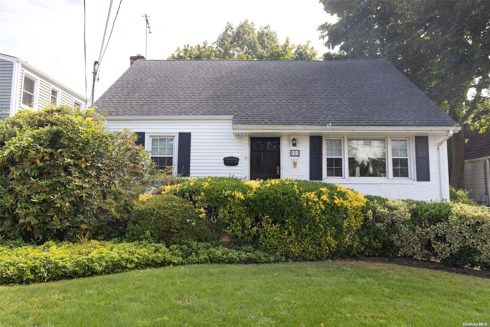 999 Singleton Avenue Property Photo 1