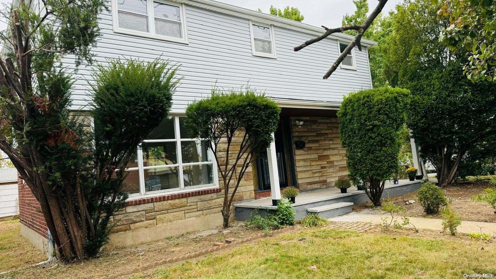 2041 New Hyde Park Road Property Photo 2