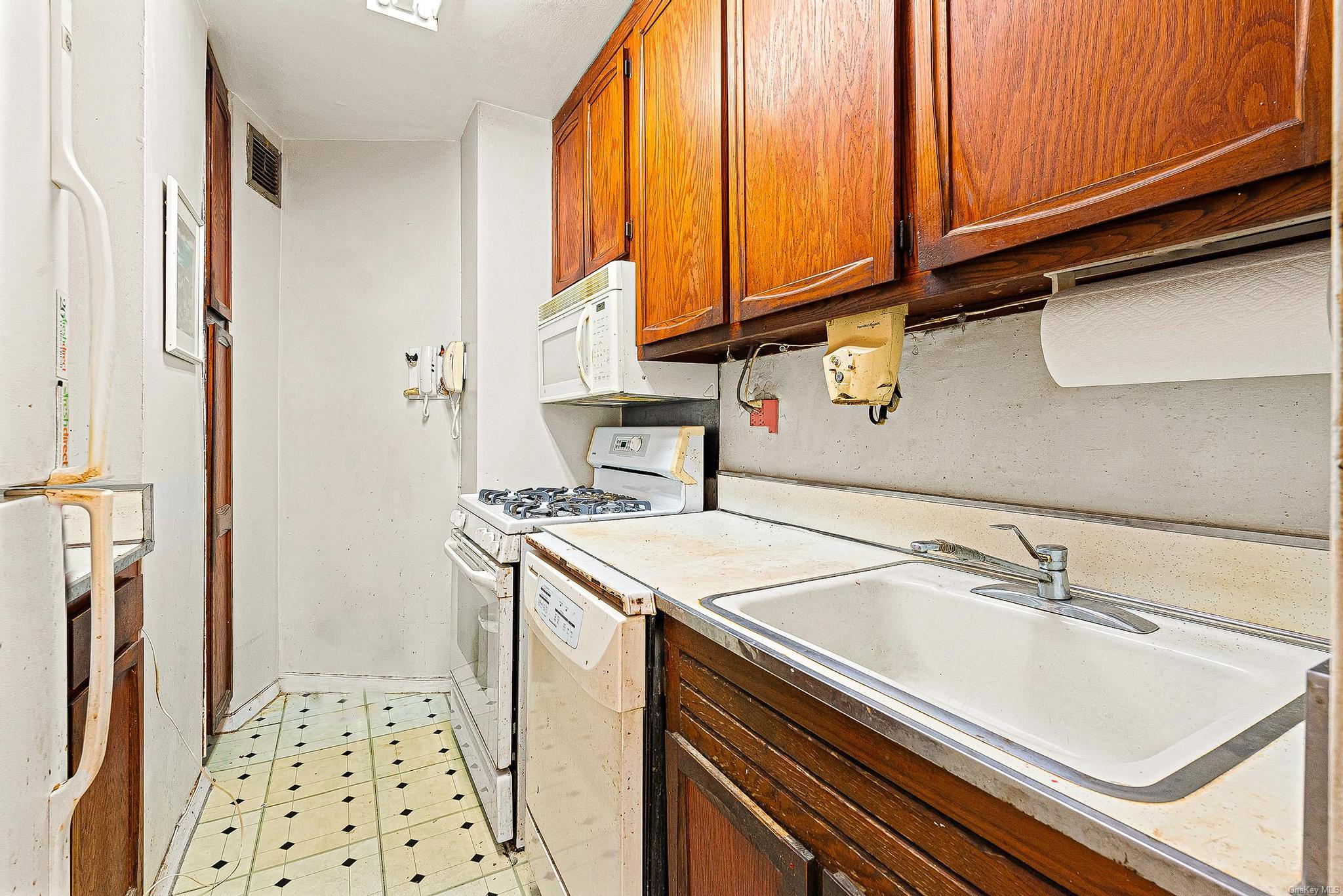 70-25 Yellowstone Boulevard 7s Property Photo 15