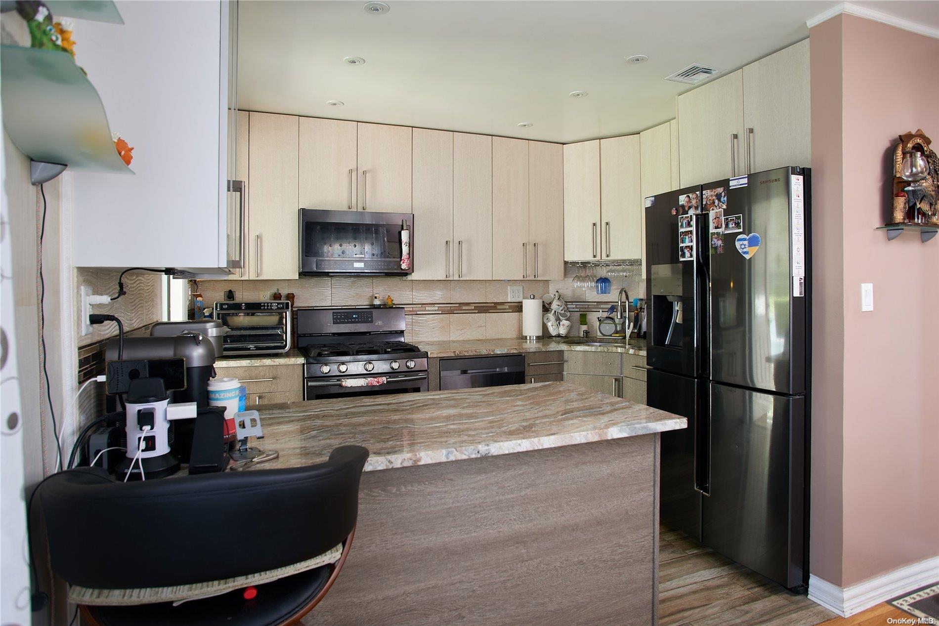 15 Hawthorne Lane Property Photo 8