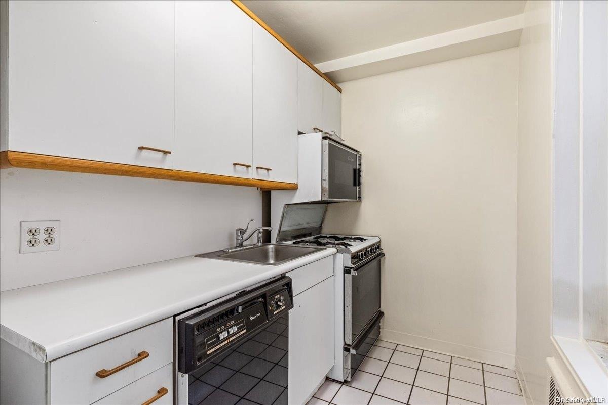140-18 Burden Crescent 106 Property Photo 6