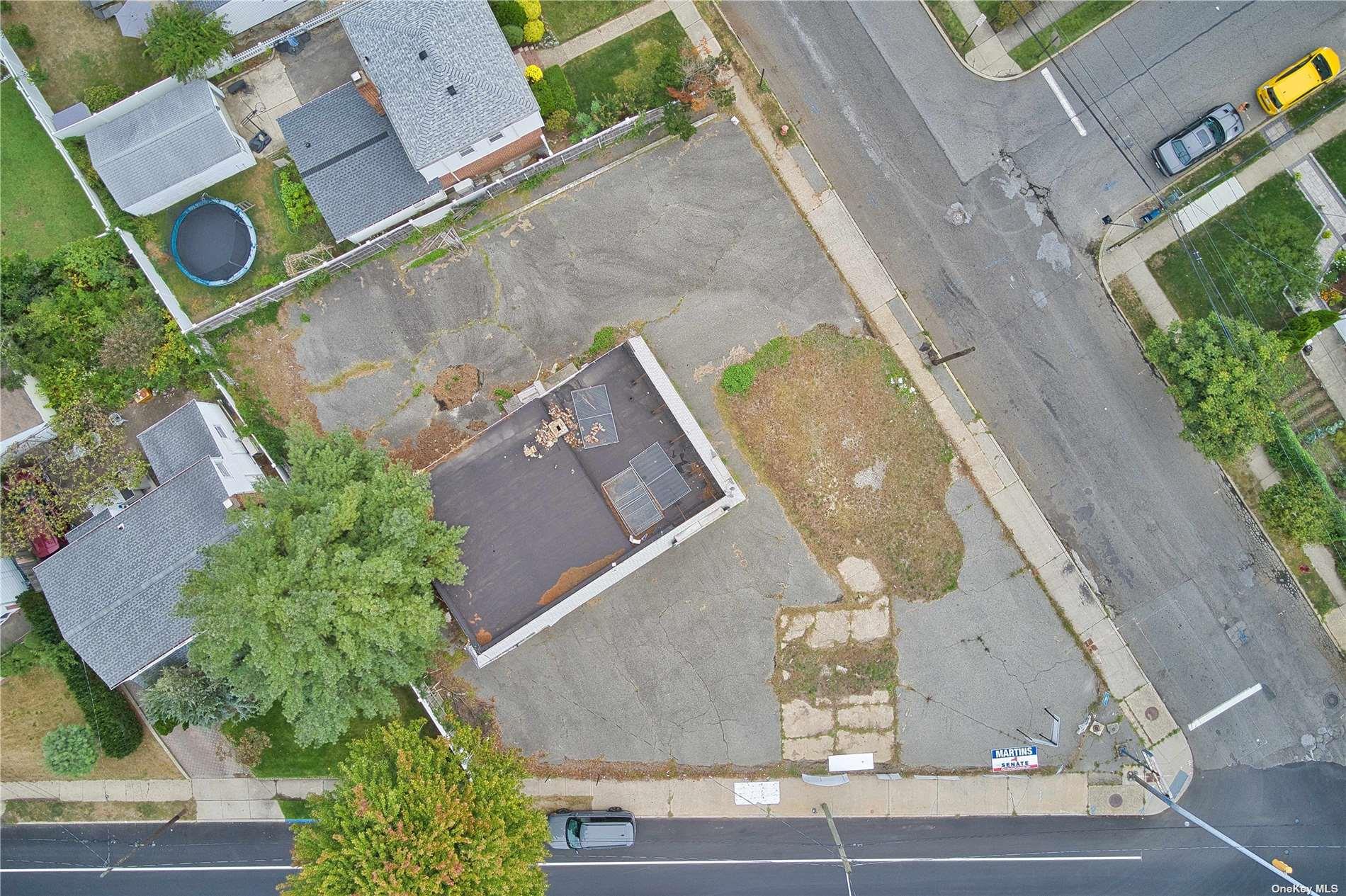 400 Herricks Road Property Photo 5