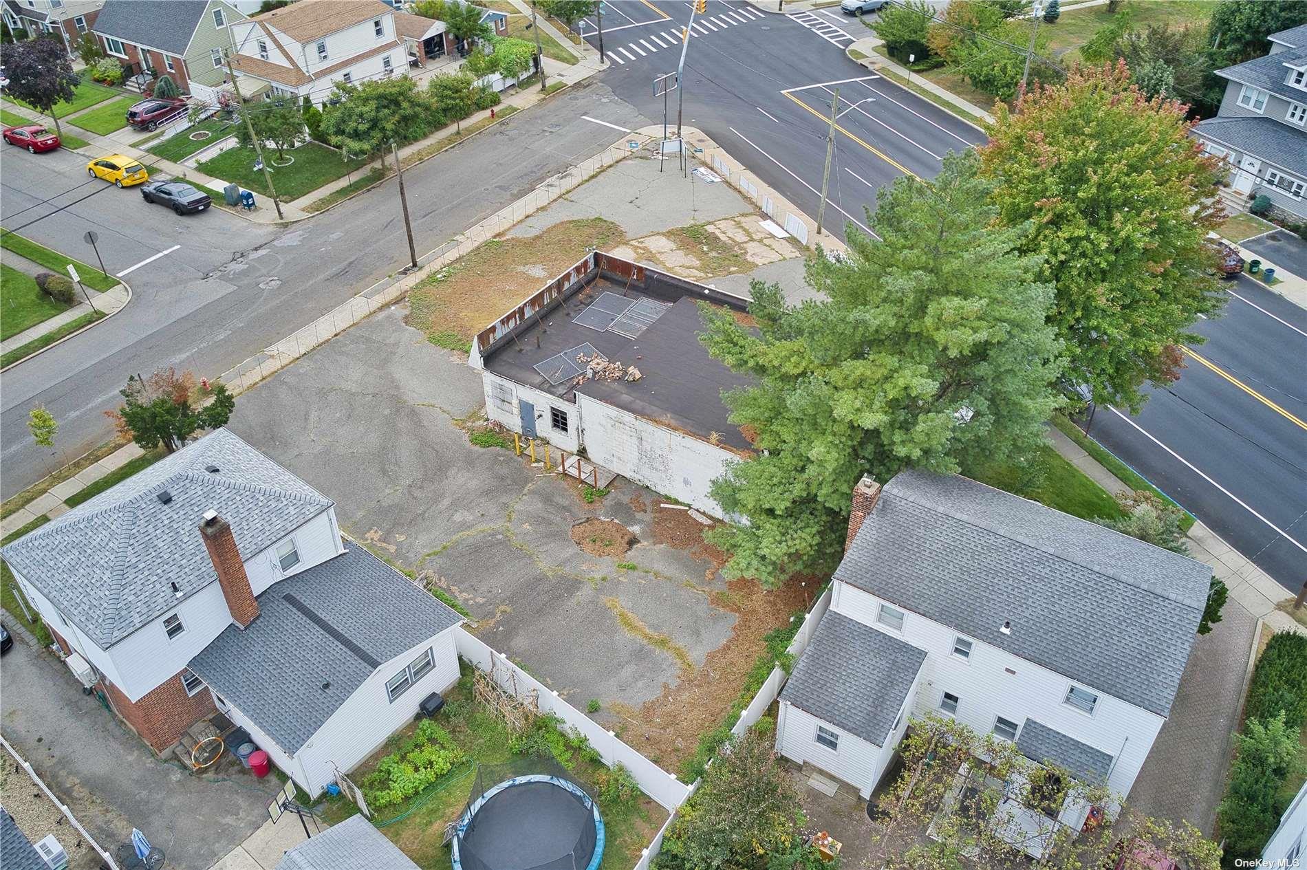 400 Herricks Road Property Photo 7