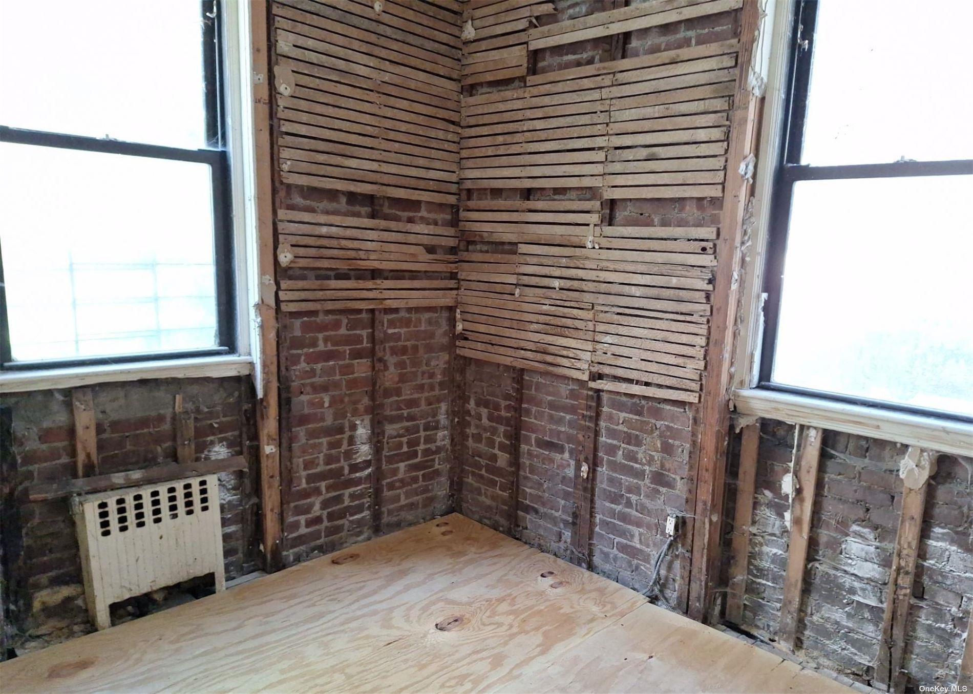 21-38 35 Street 1h Property Photo 5
