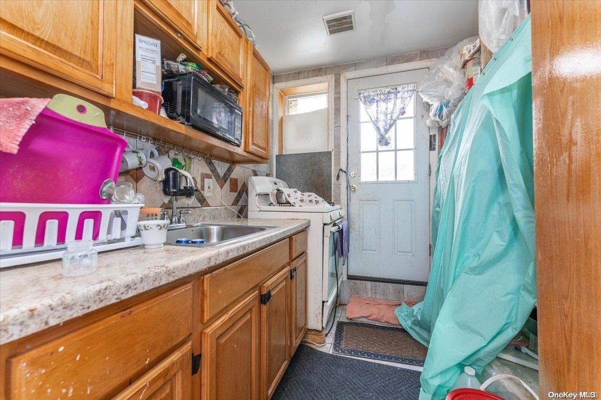 132-25 Avery Avenue Property Photo 3