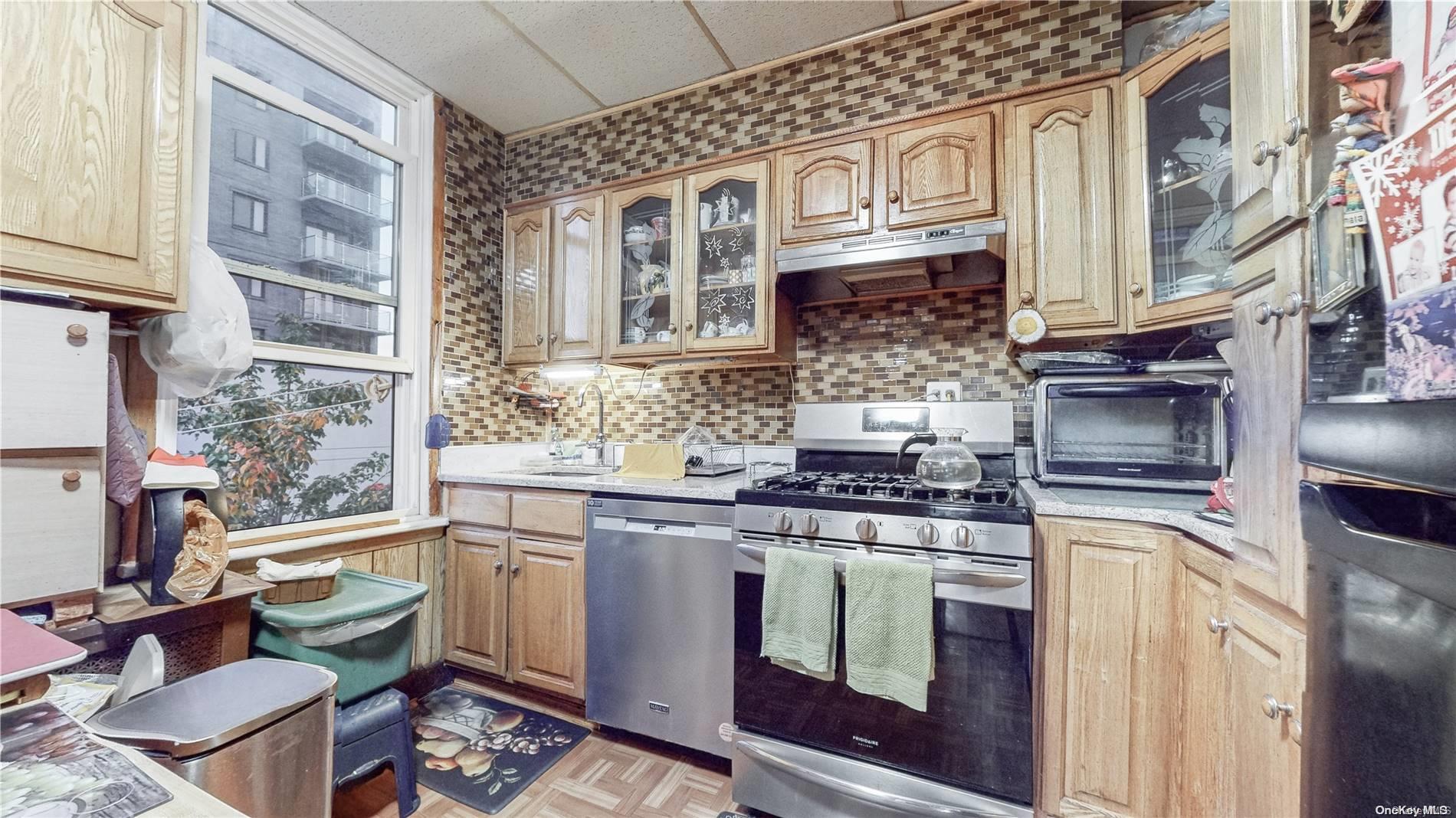 36-44 32nd Street Property Photo 17