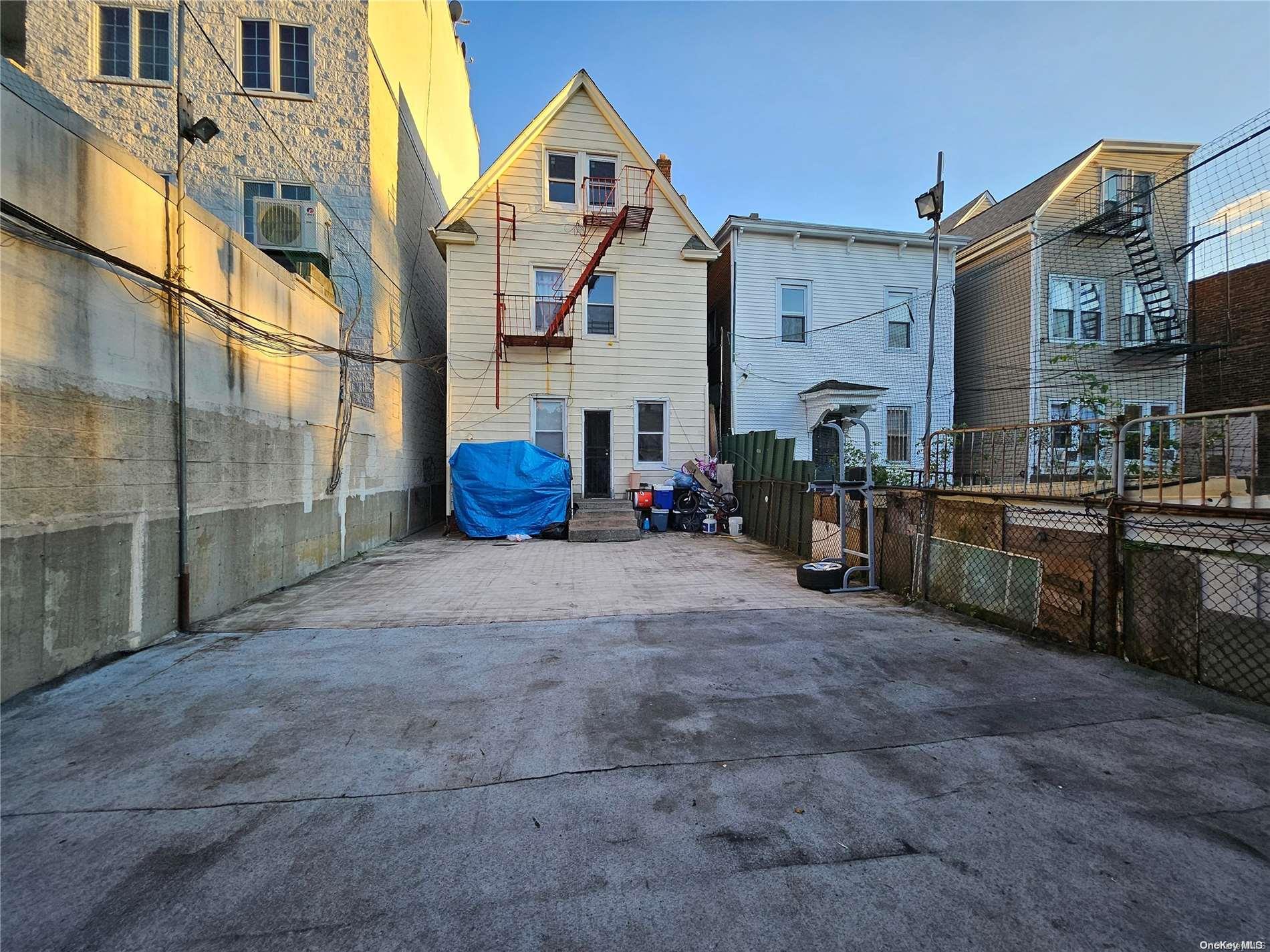 104-61 Roosevelt Avenue Property Photo 4
