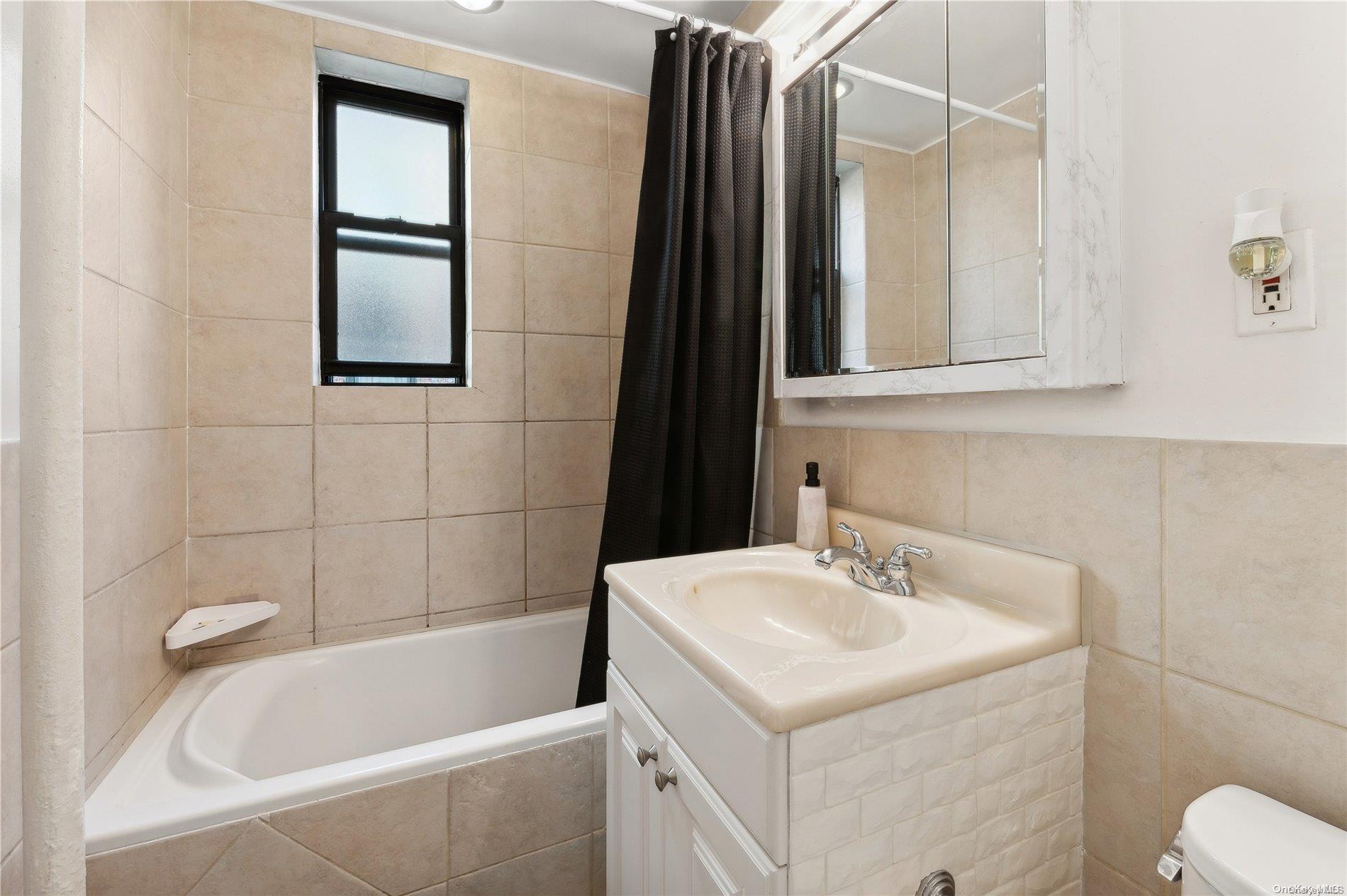 37-21 80 Street 3m Property Photo 4