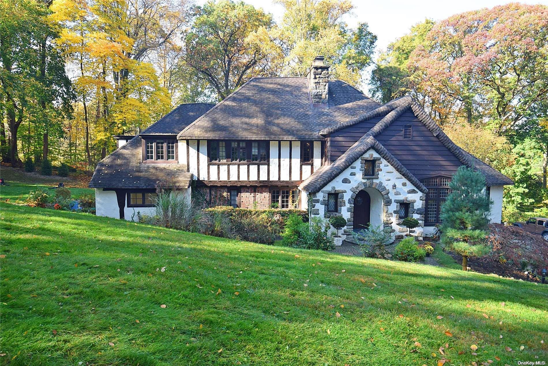 539 Manhasset Woods Road Property Photo 1