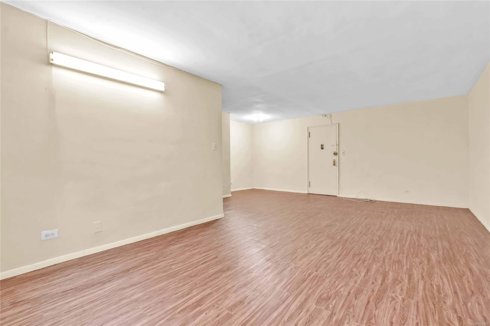 42-95 Main Street 2m Property Photo 4