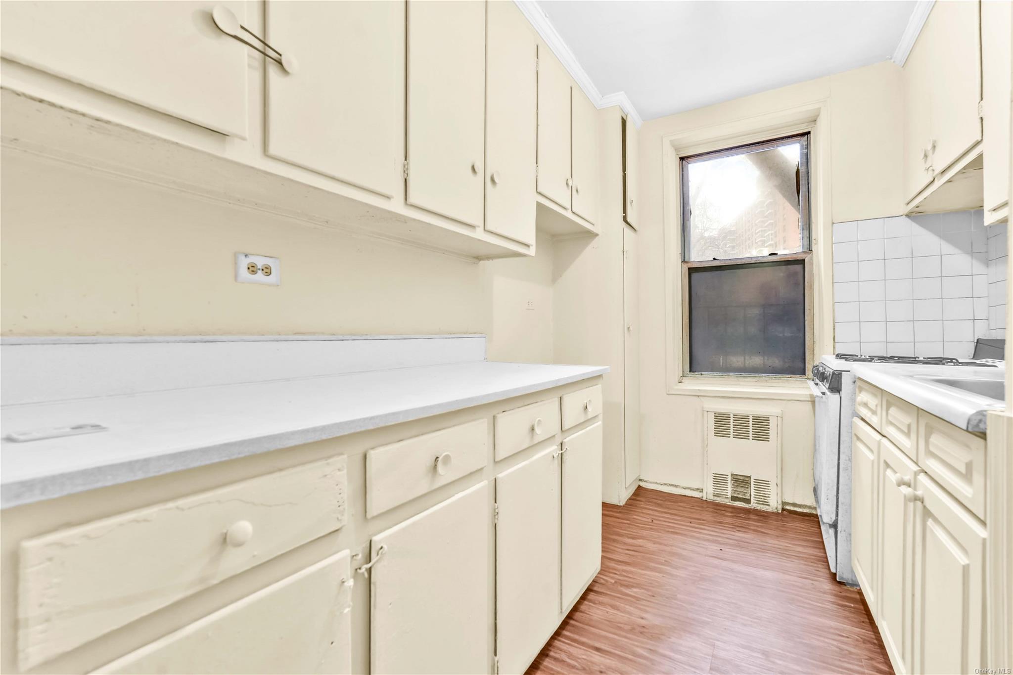 42-95 Main Street 2m Property Photo 10