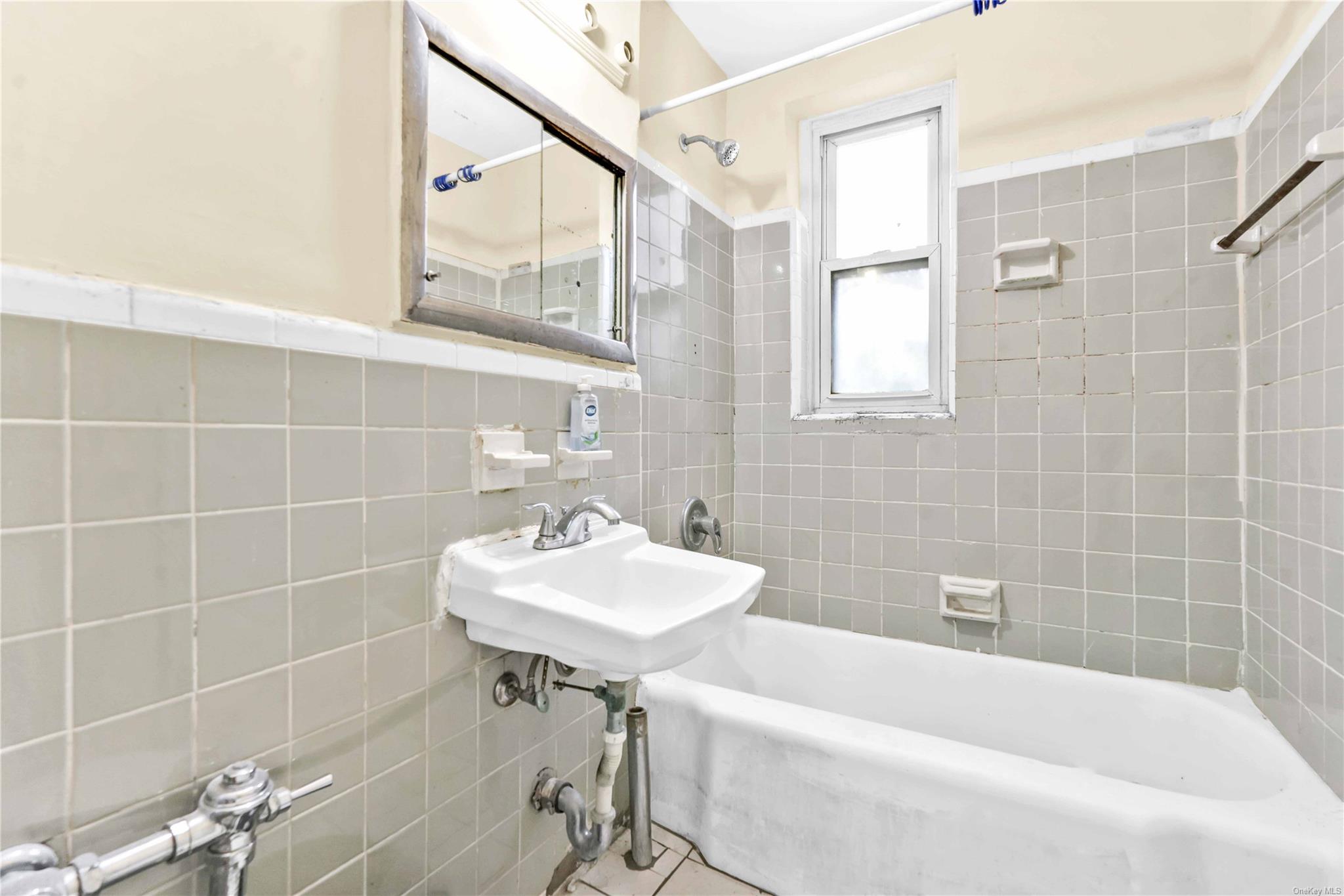 42-95 Main Street 2m Property Photo 14