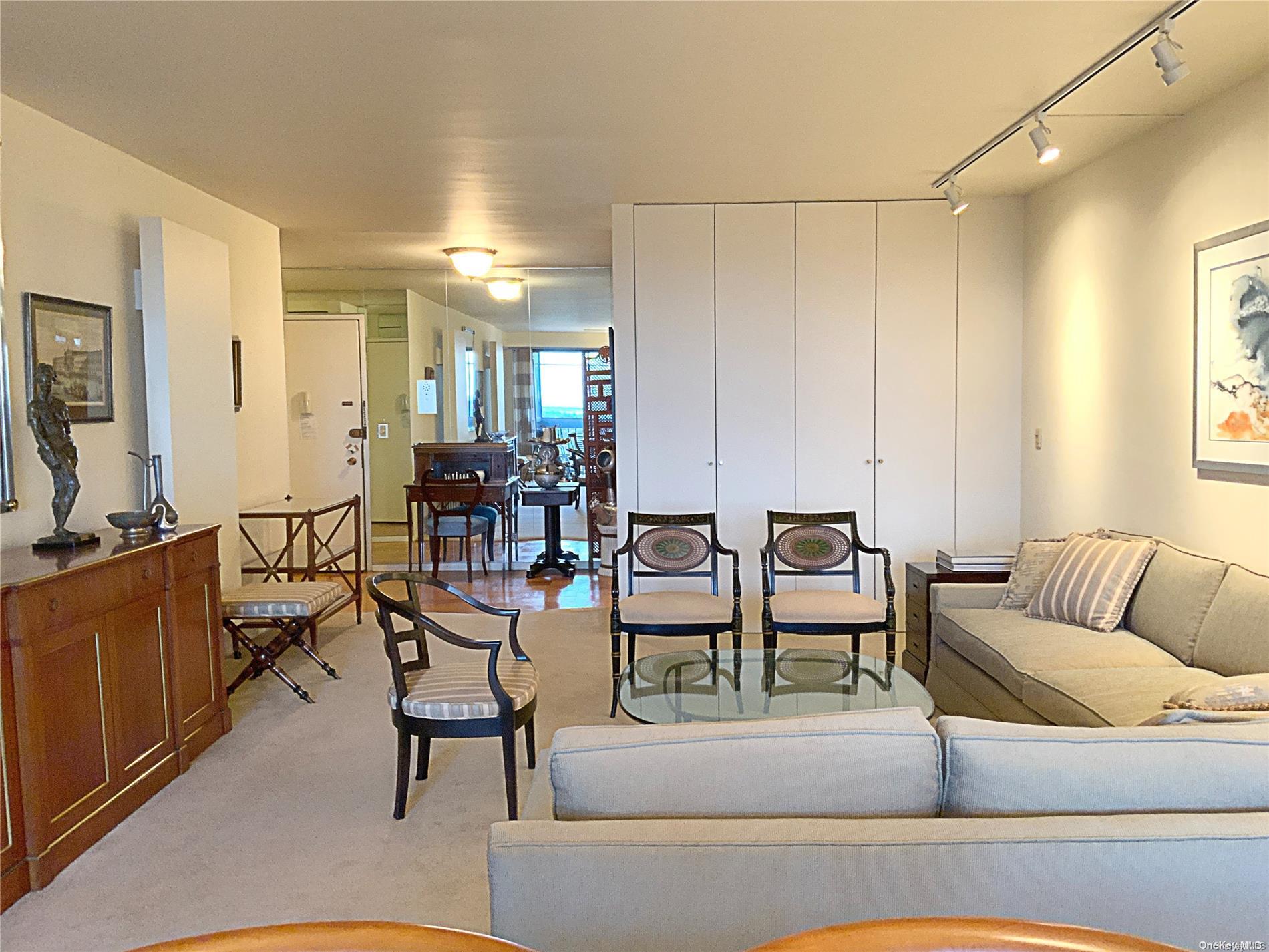 27110 Grand Cental Parkway 15g Property Photo 6