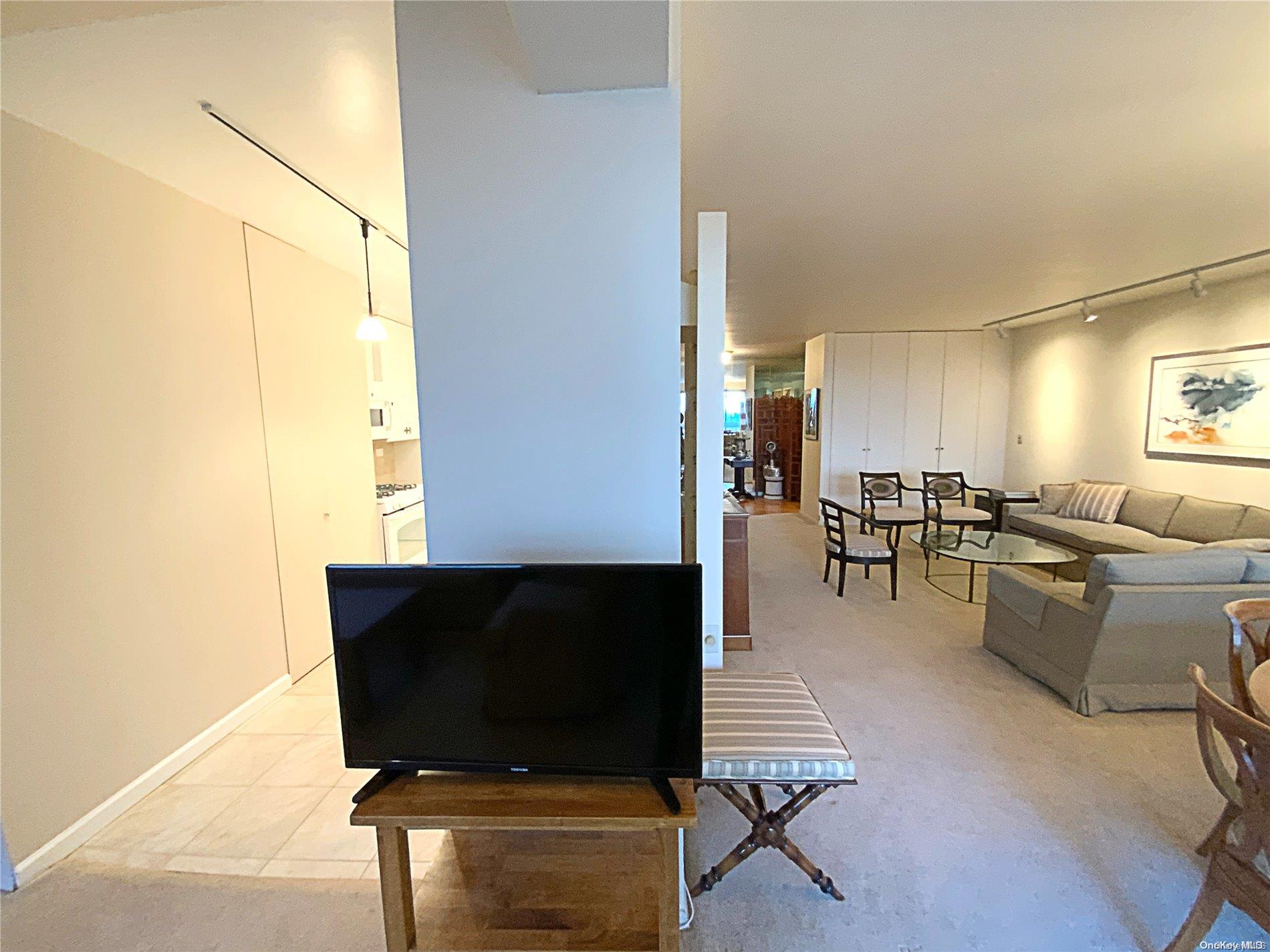 27110 Grand Cental Parkway 15g Property Photo 7