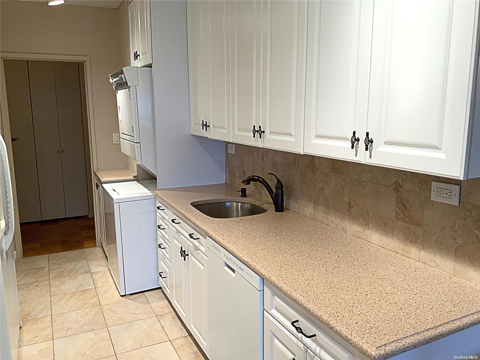27110 Grand Cental Parkway 15g Property Photo 9