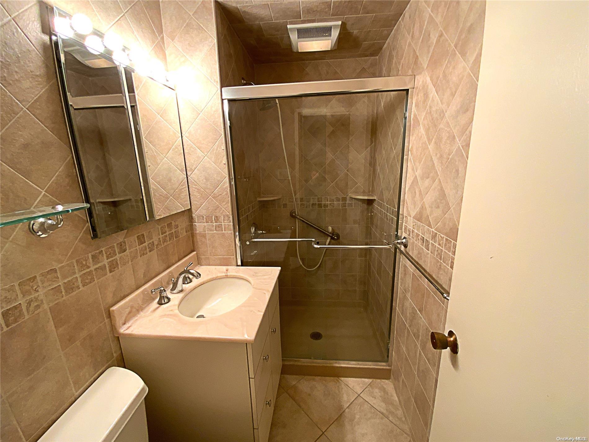 27110 Grand Cental Parkway 15g Property Photo 13
