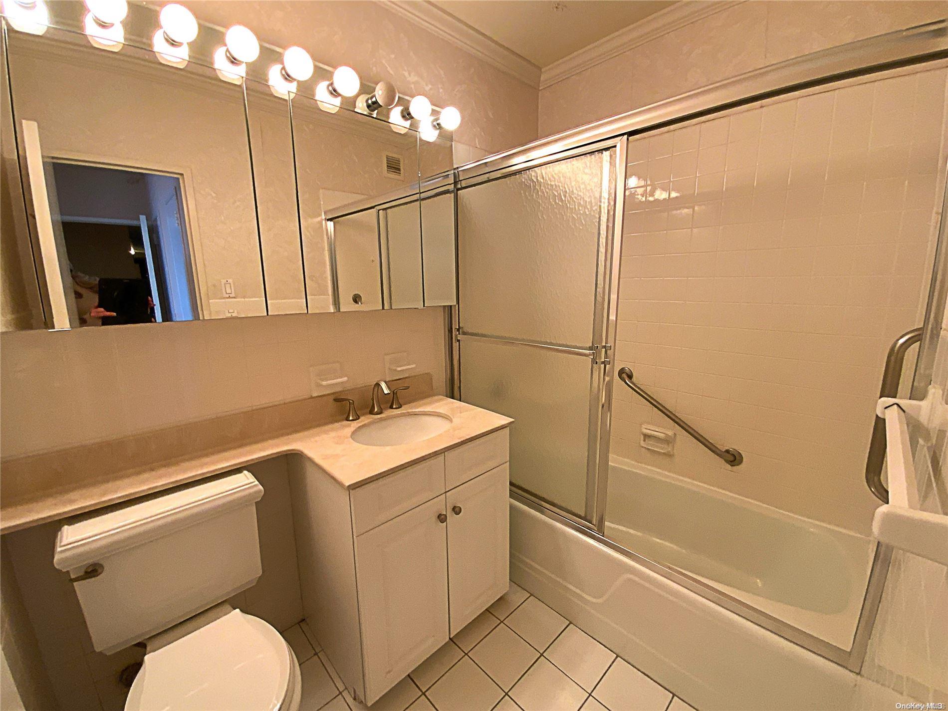 27110 Grand Cental Parkway 15g Property Photo 16