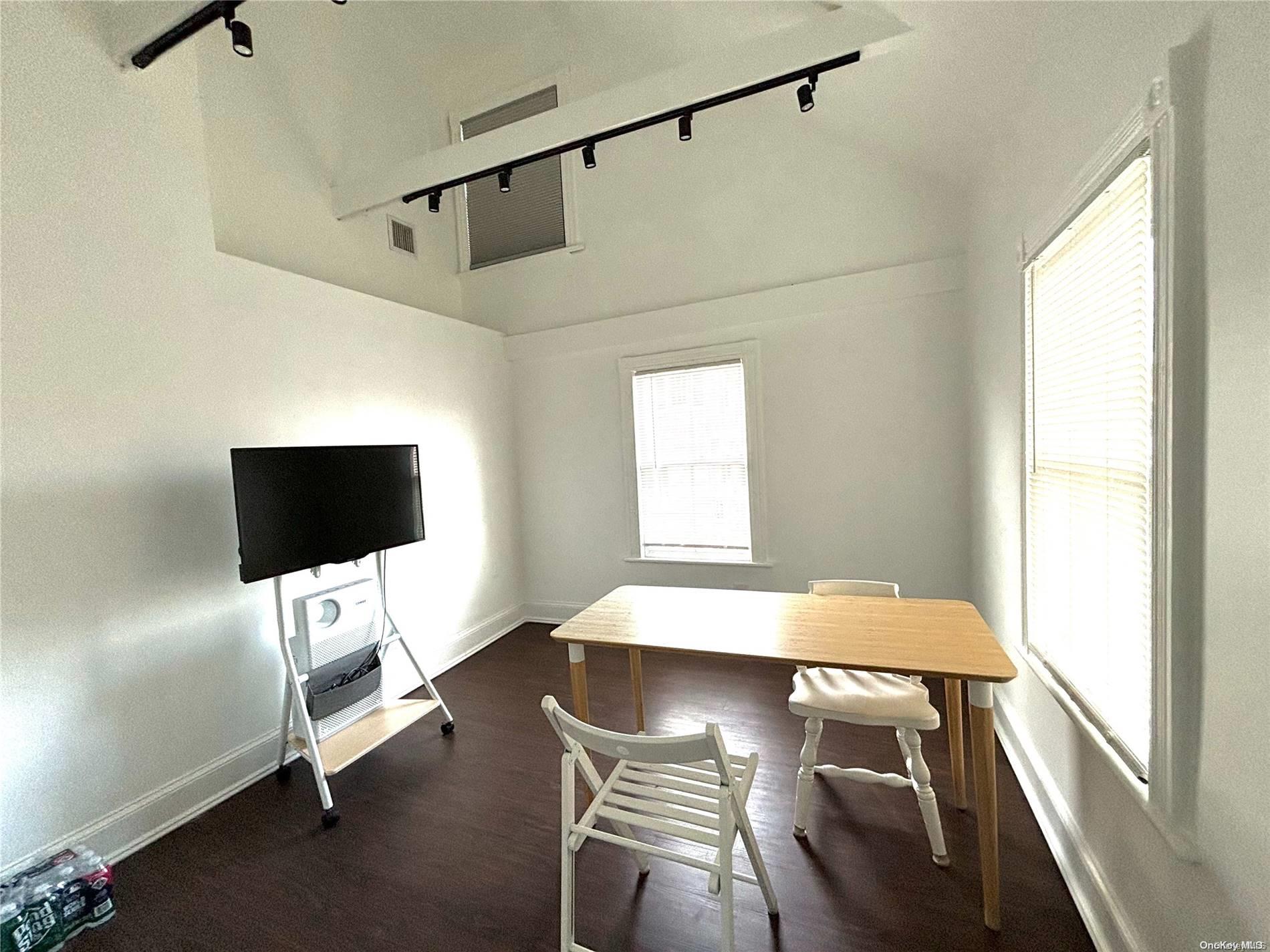 1433 Old Northern Boulevard Property Photo 2