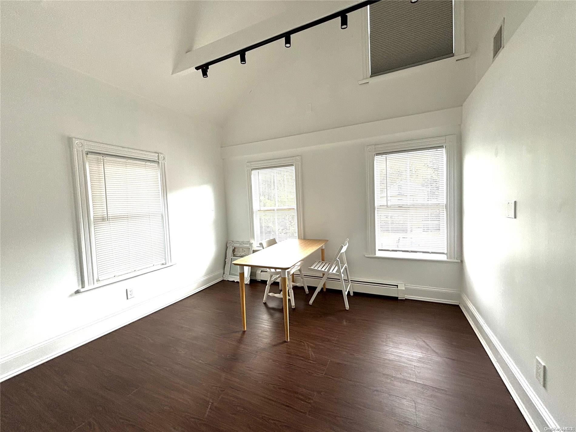 1433 Old Northern Boulevard Property Photo 3