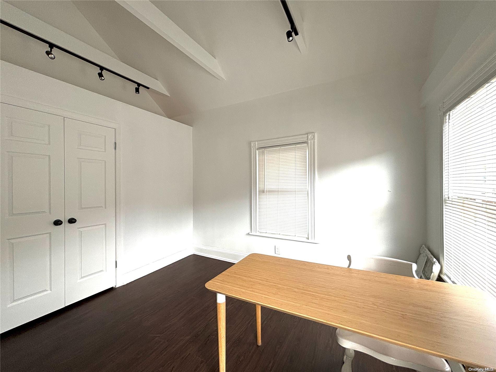 1433 Old Northern Boulevard Property Photo 4