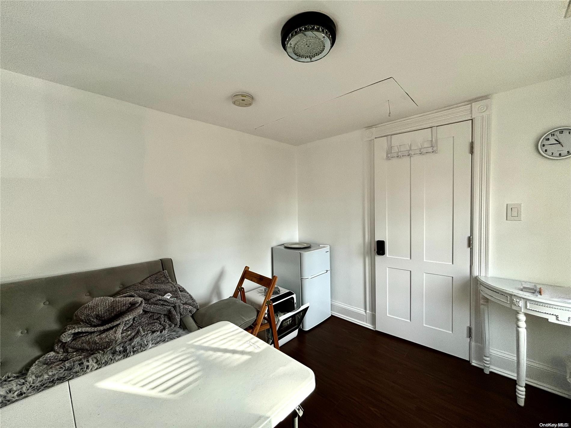 1433 Old Northern Boulevard Property Photo 6