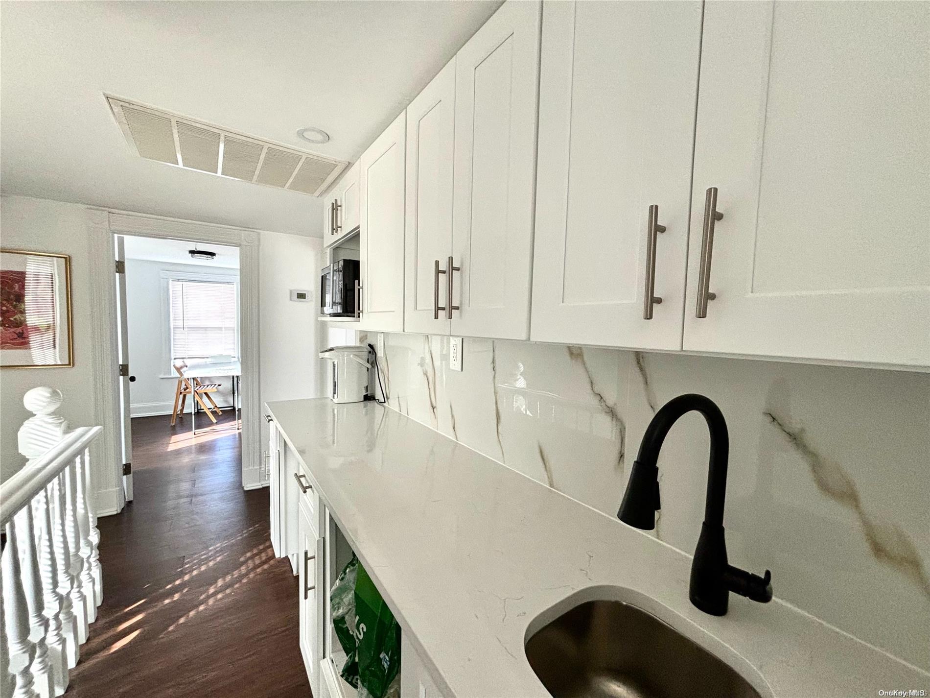 1433 Old Northern Boulevard Property Photo 7