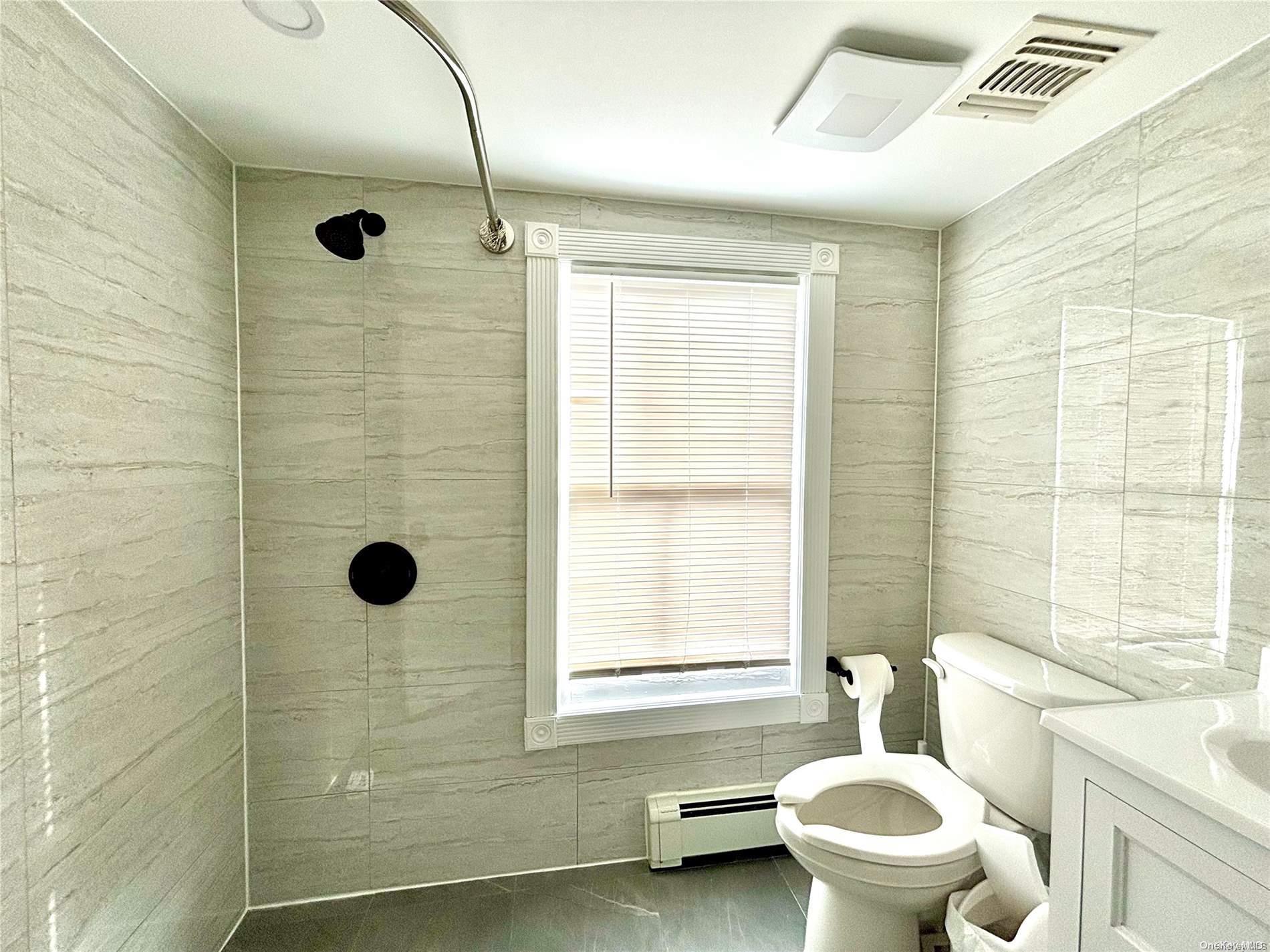 1433 Old Northern Boulevard Property Photo 8