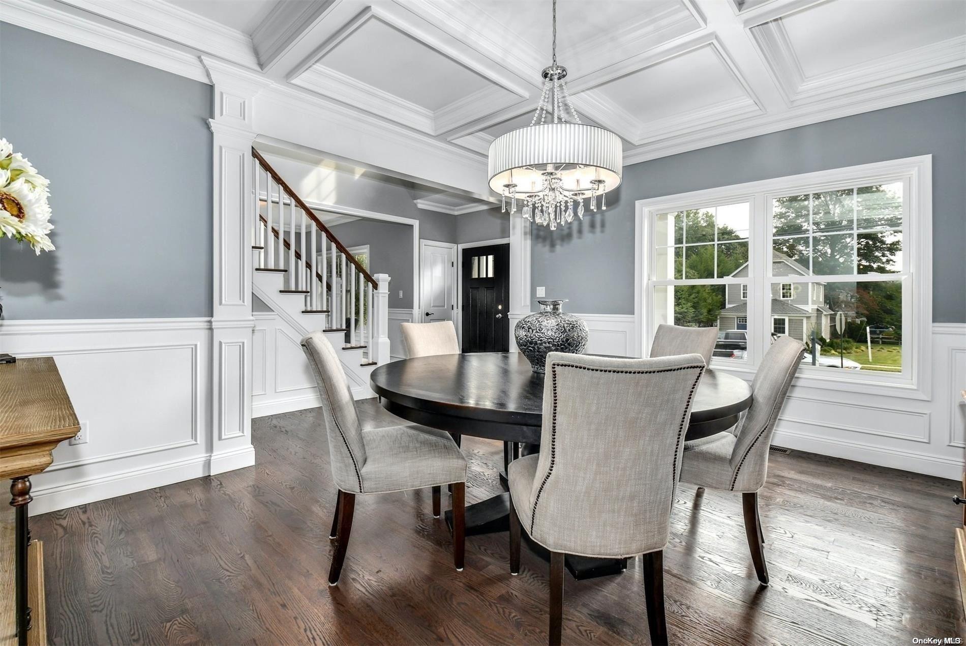 56 Syosset Circle Property Photo 4