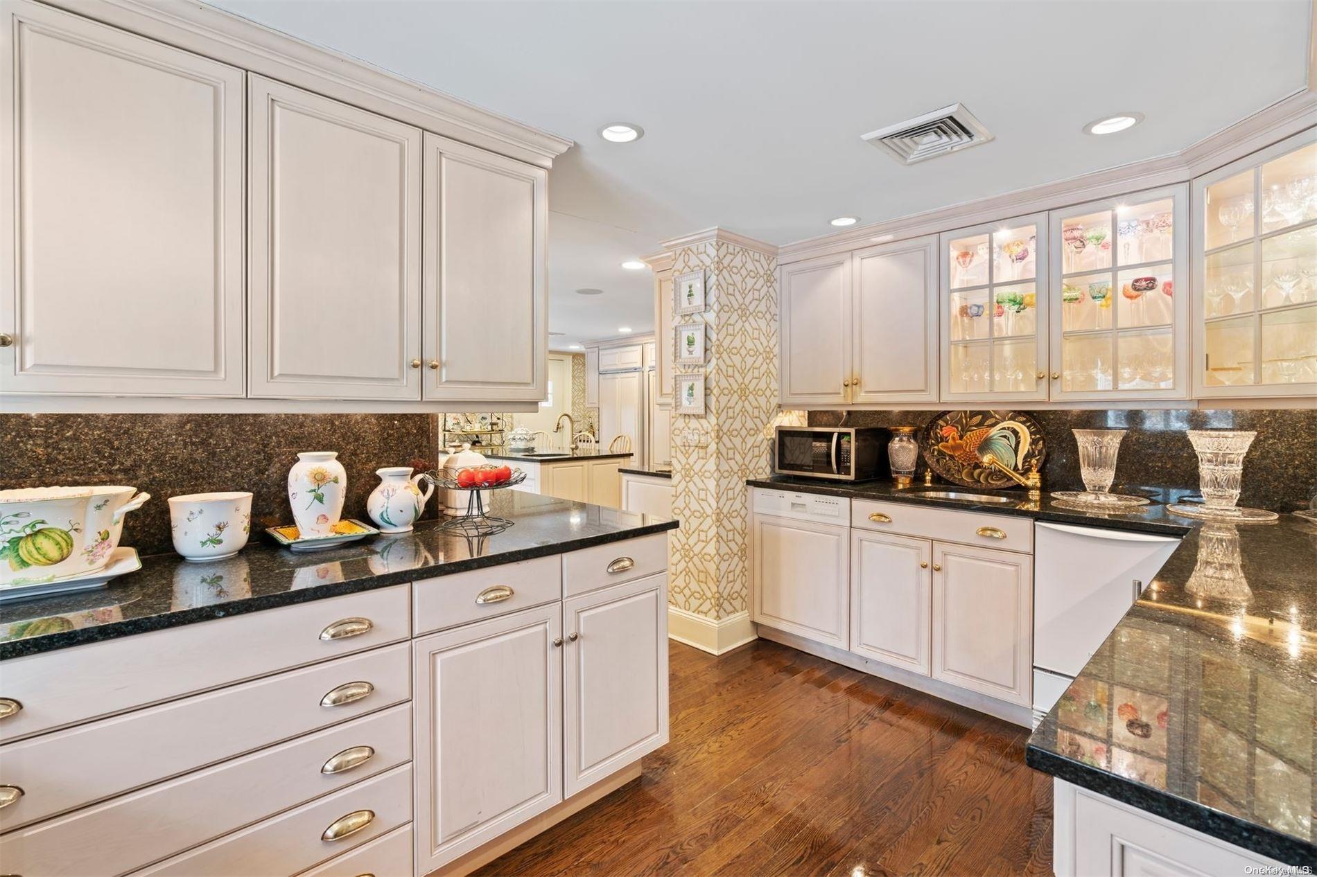 285 Piping Rock Road Property Photo 11